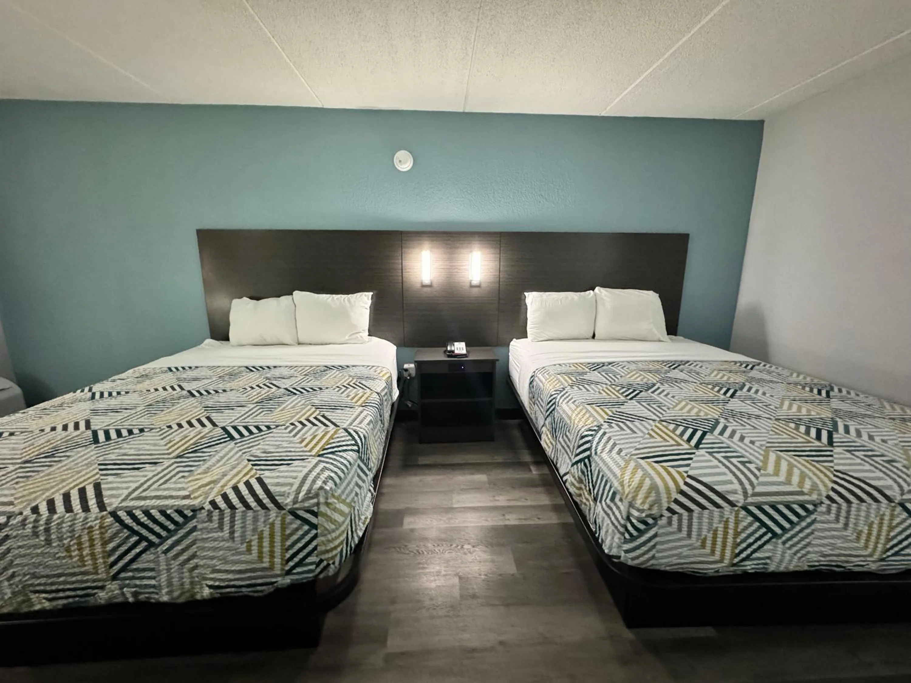 Bedroom, Bed in Studio 6 Suites East Syracuse Airport