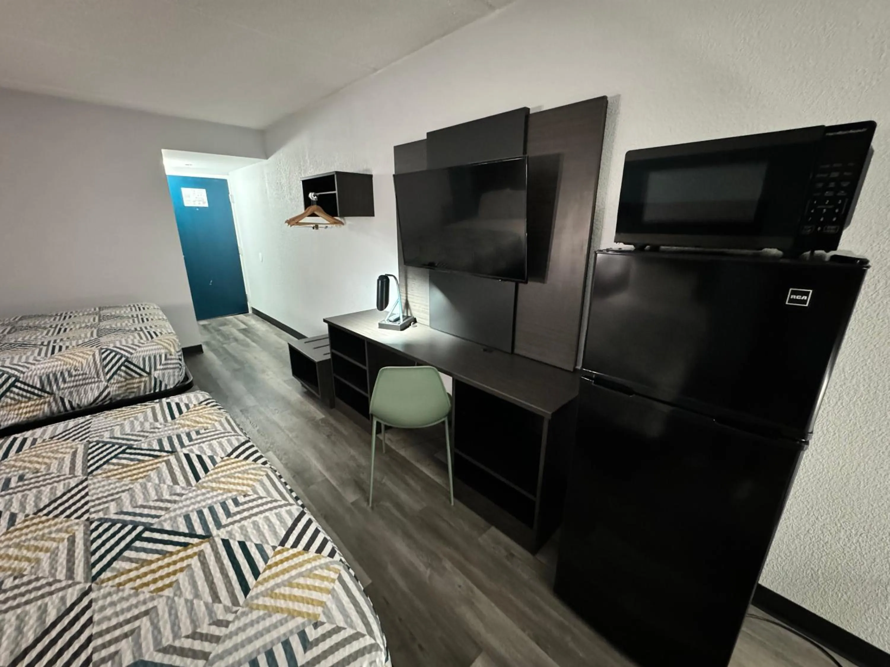 TV and multimedia, Bed in Studio 6 Suites East Syracuse Airport