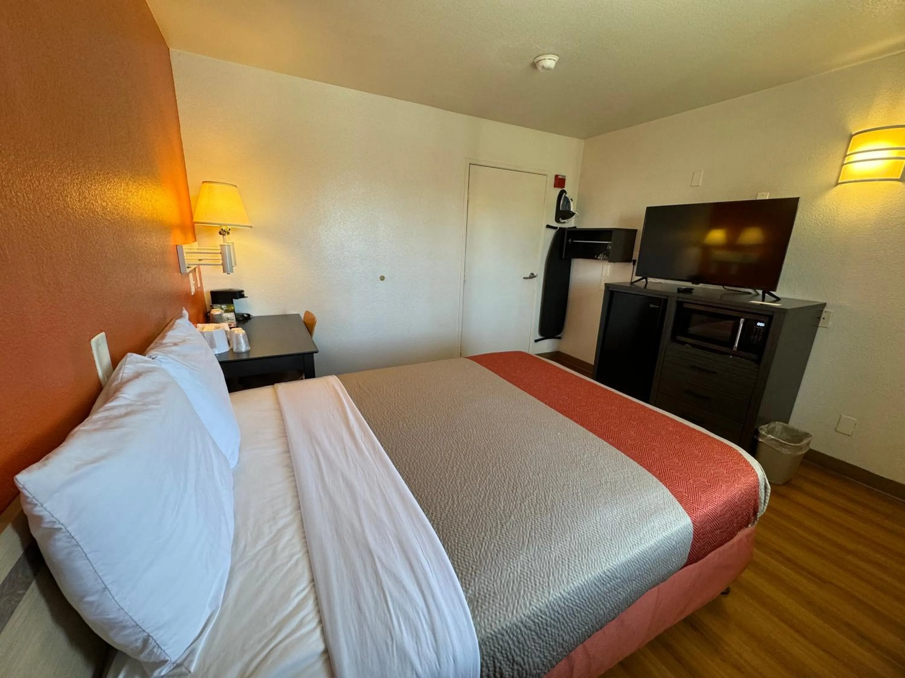 Bedroom, Bed in Studio 6 Bellflower CA Los Angeles