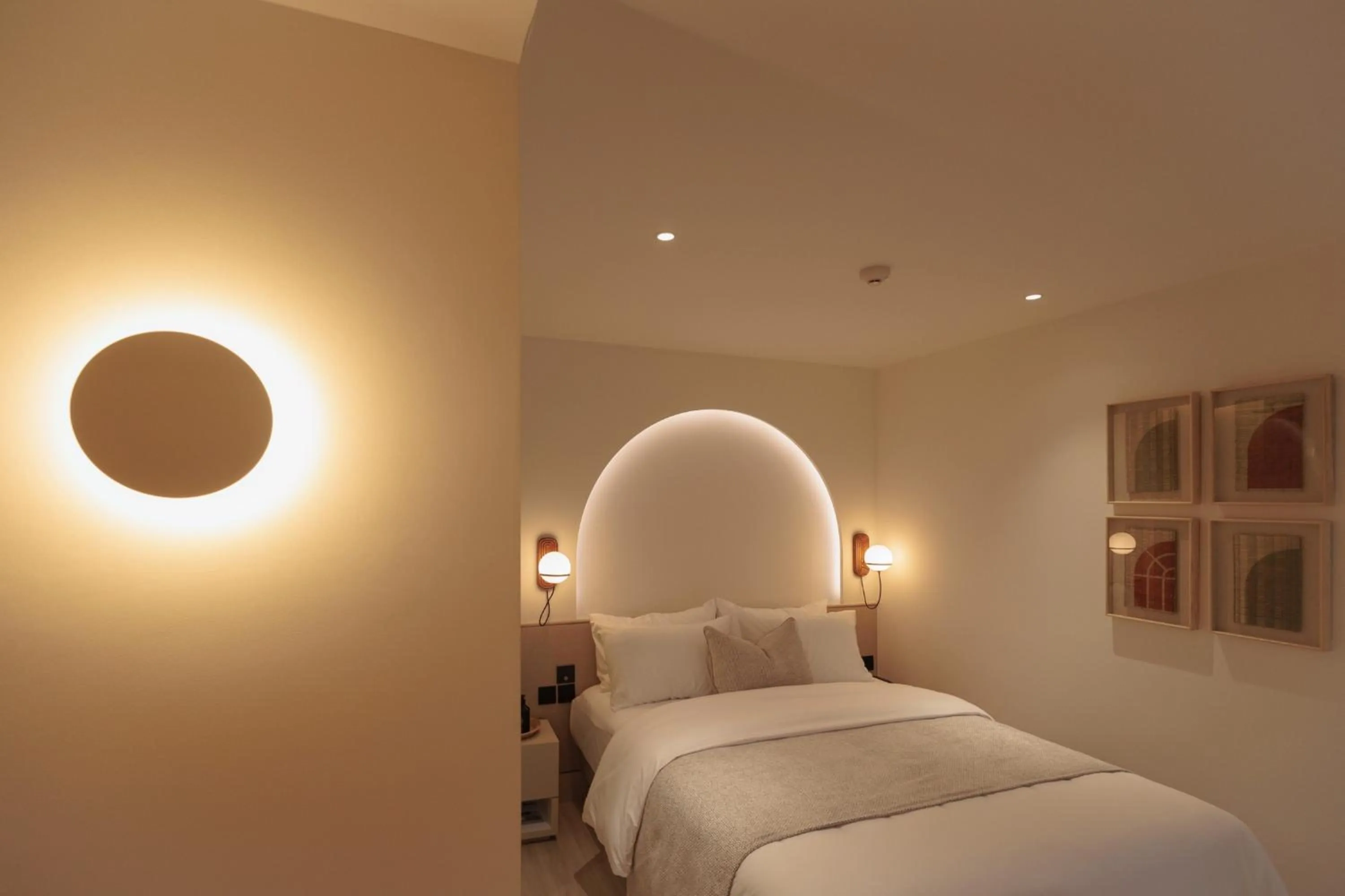 Bed in CORRIDOR 2407