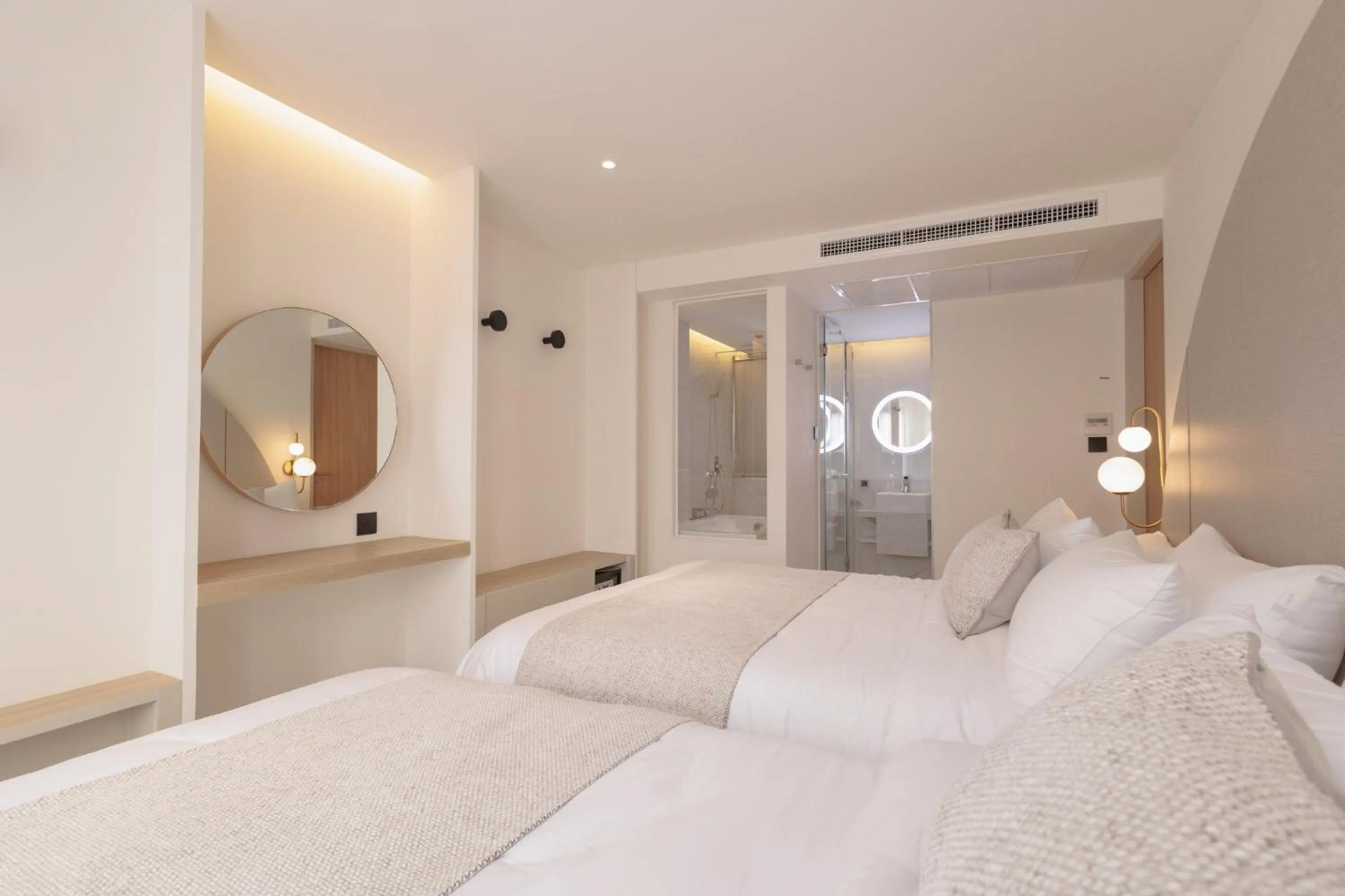 Bed in CORRIDOR 2407