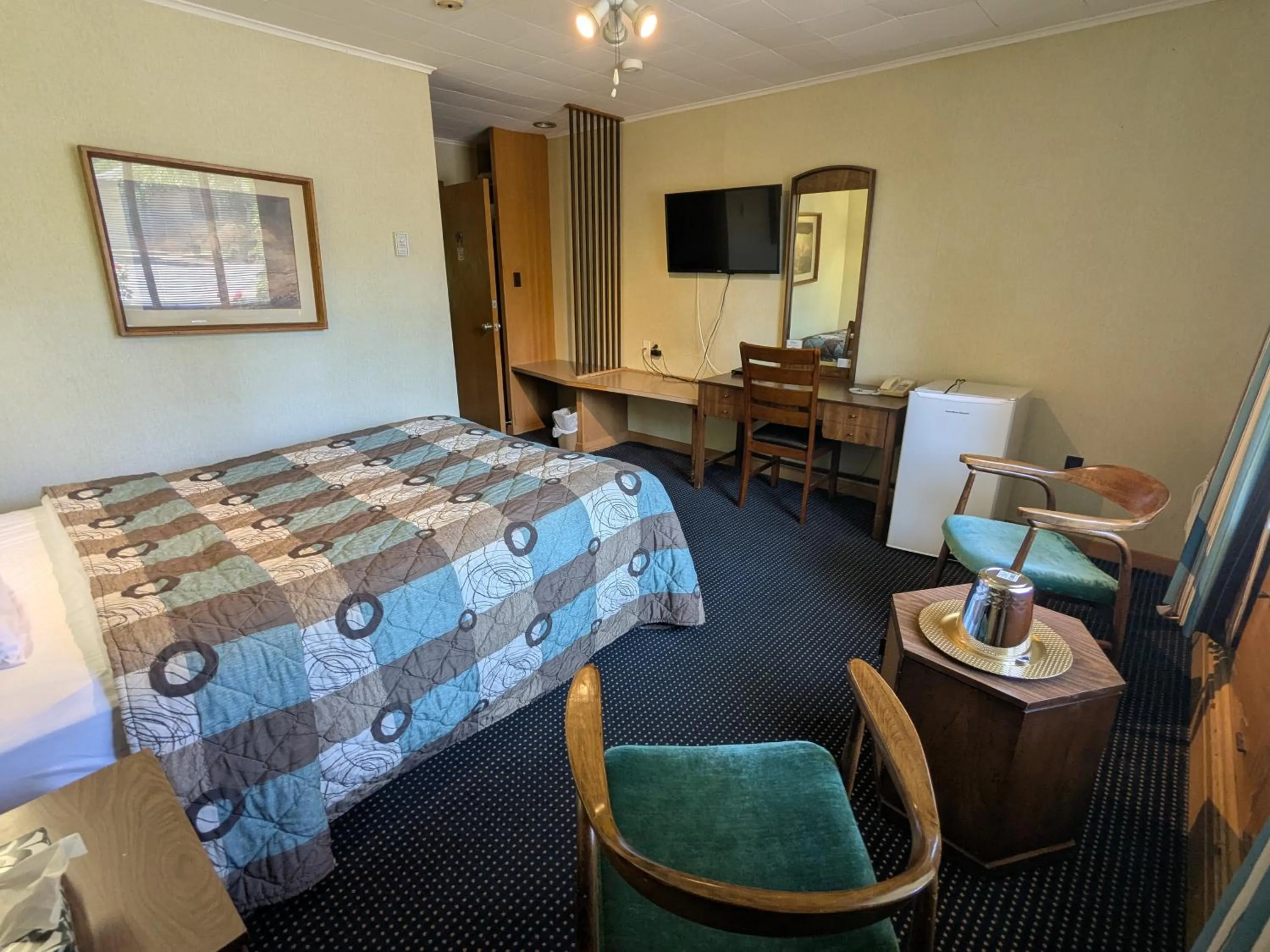 Bed in Mariner motor hotel