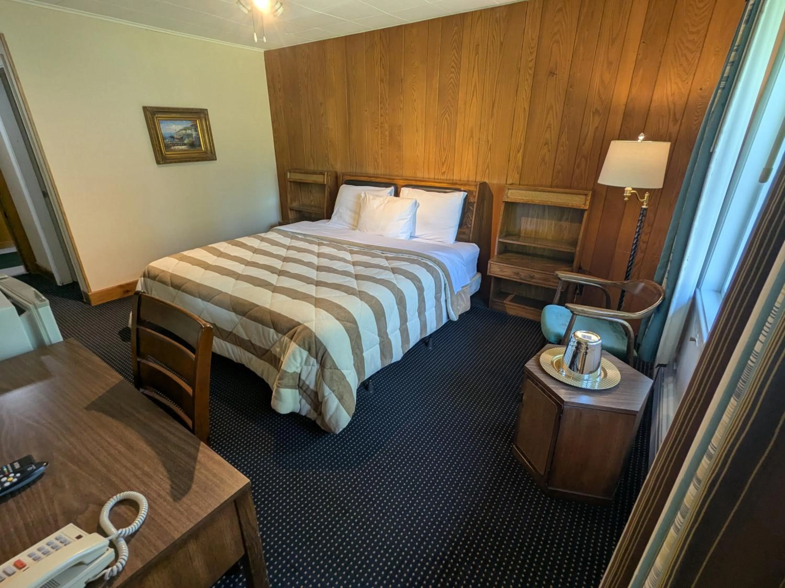 Bed in Mariner motor hotel