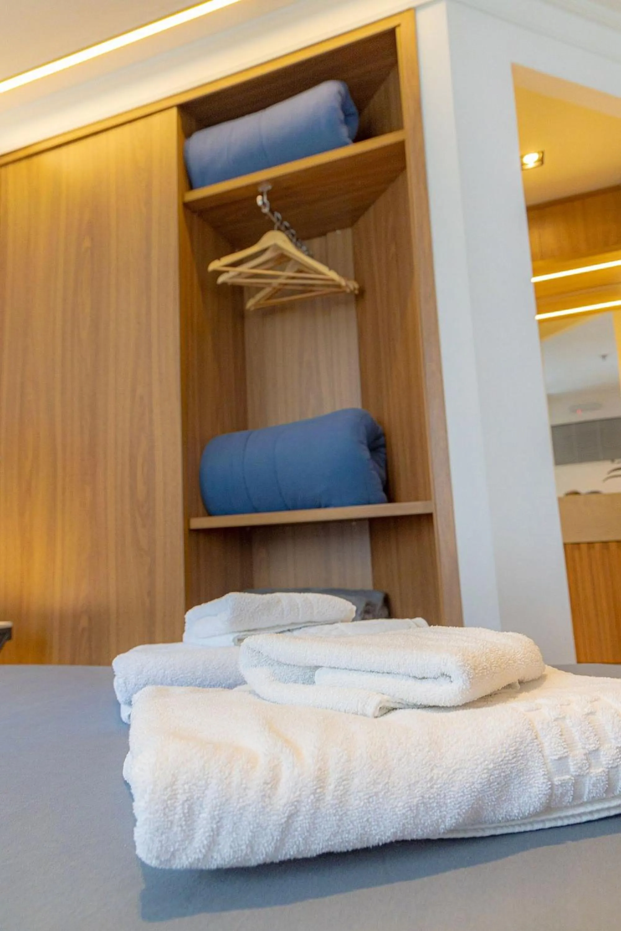 wardrobe, Bed in Elegant Flat Internacional Plaza-Garagem e Piscina