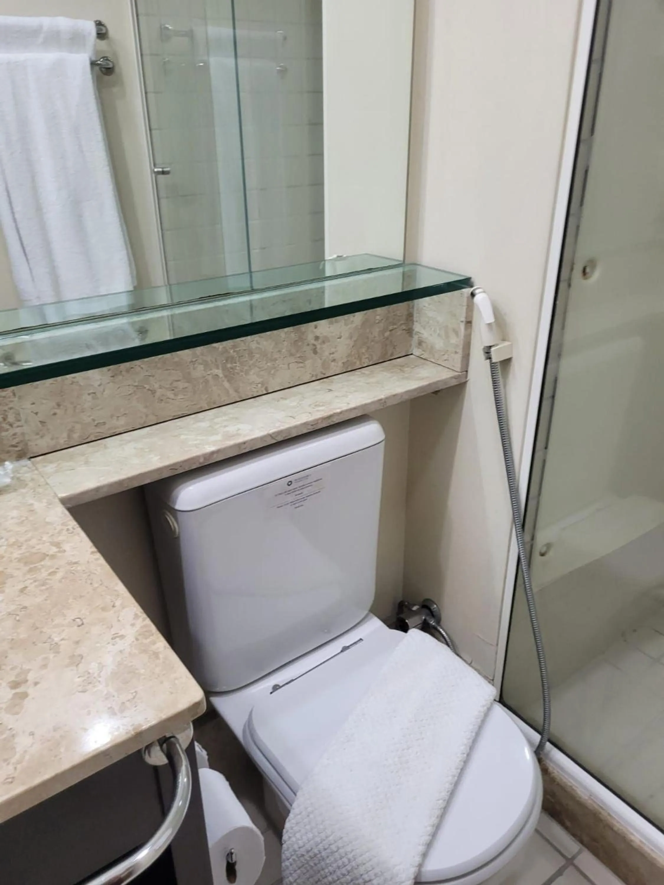 Bathroom in Elegant Flat Internacional Plaza-Garagem e Piscina