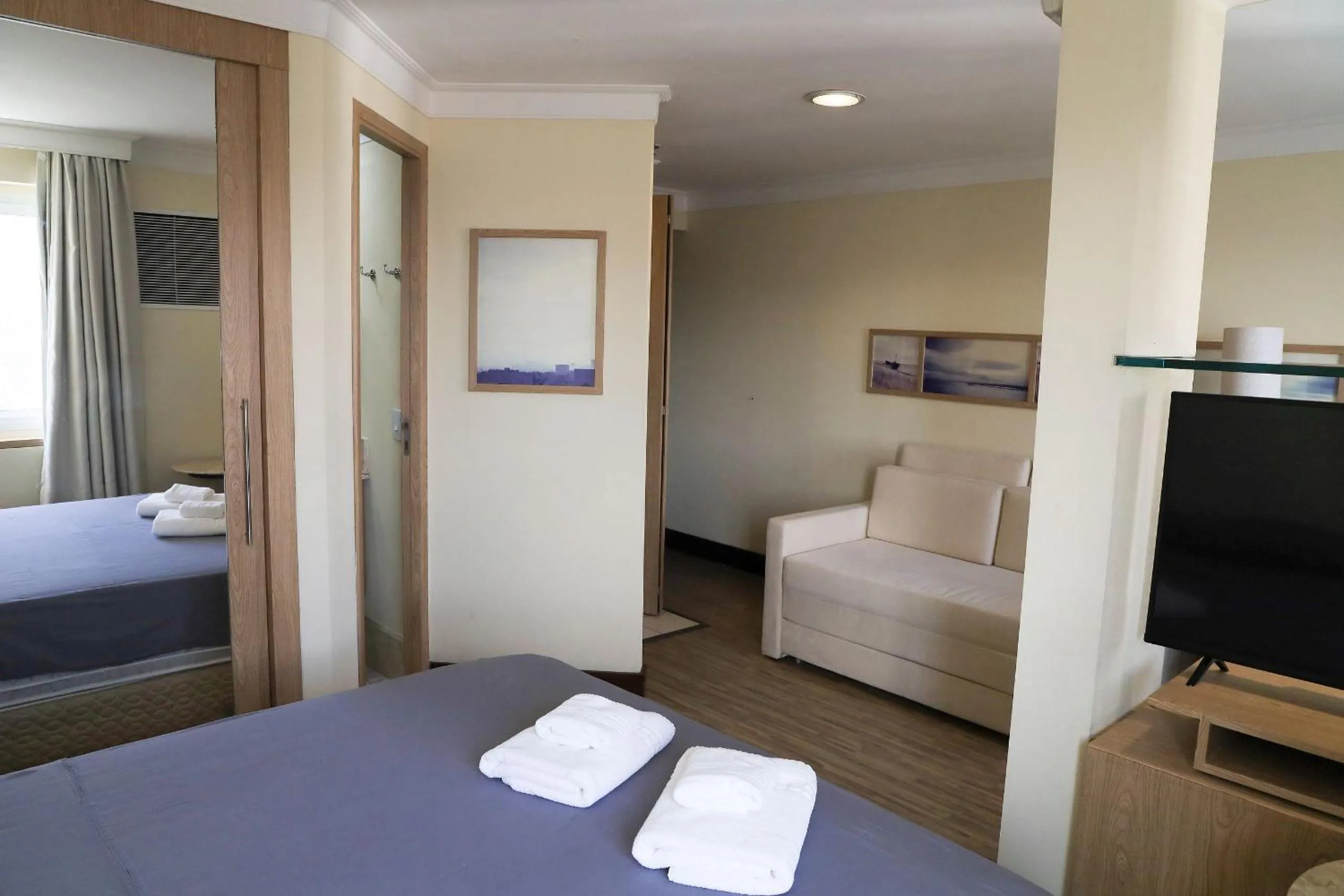 Bed in Elegant Flat Internacional Plaza-Garagem e Piscina