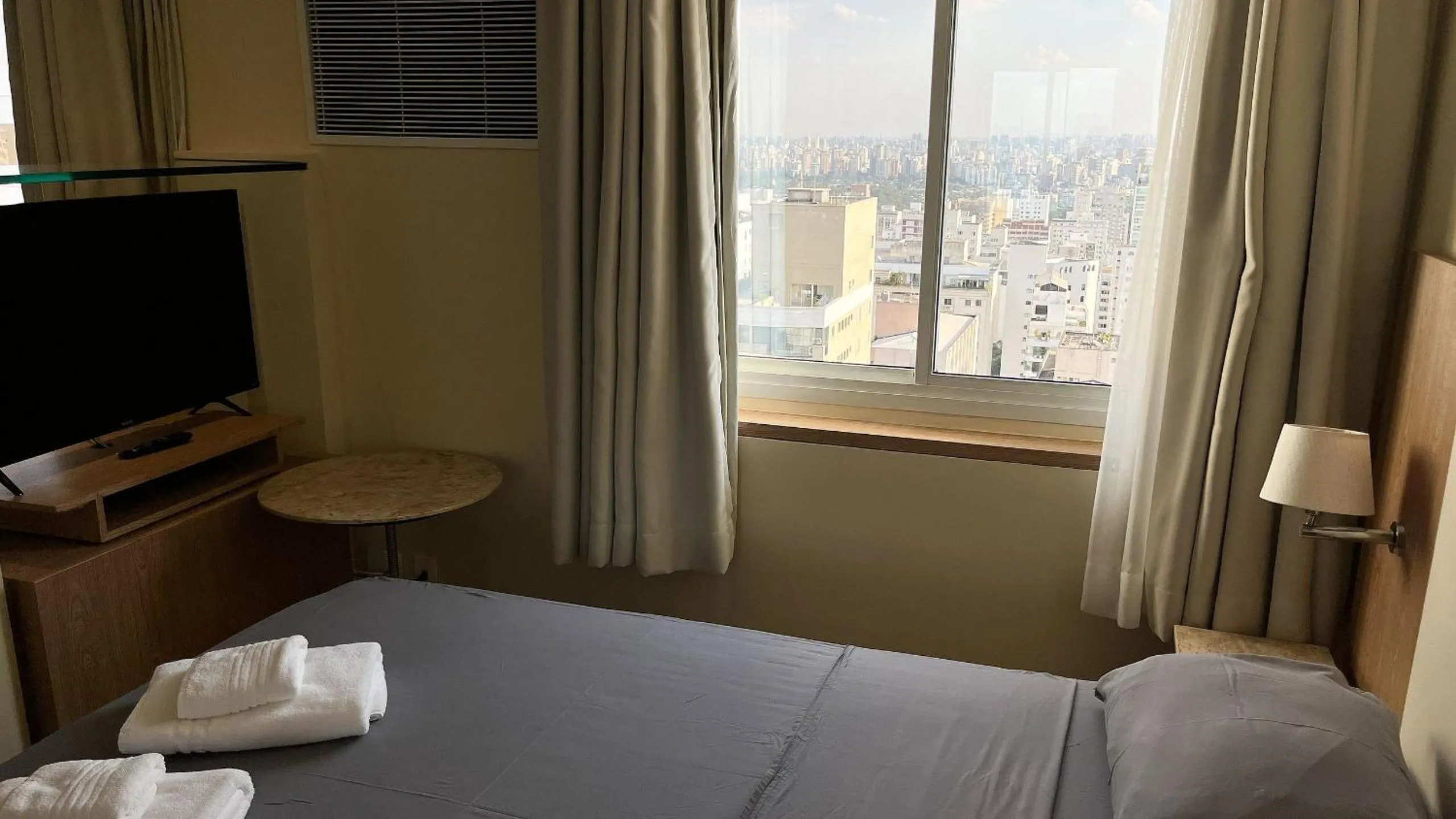 Bed in Elegant Flat Internacional Plaza-Garagem e Piscina