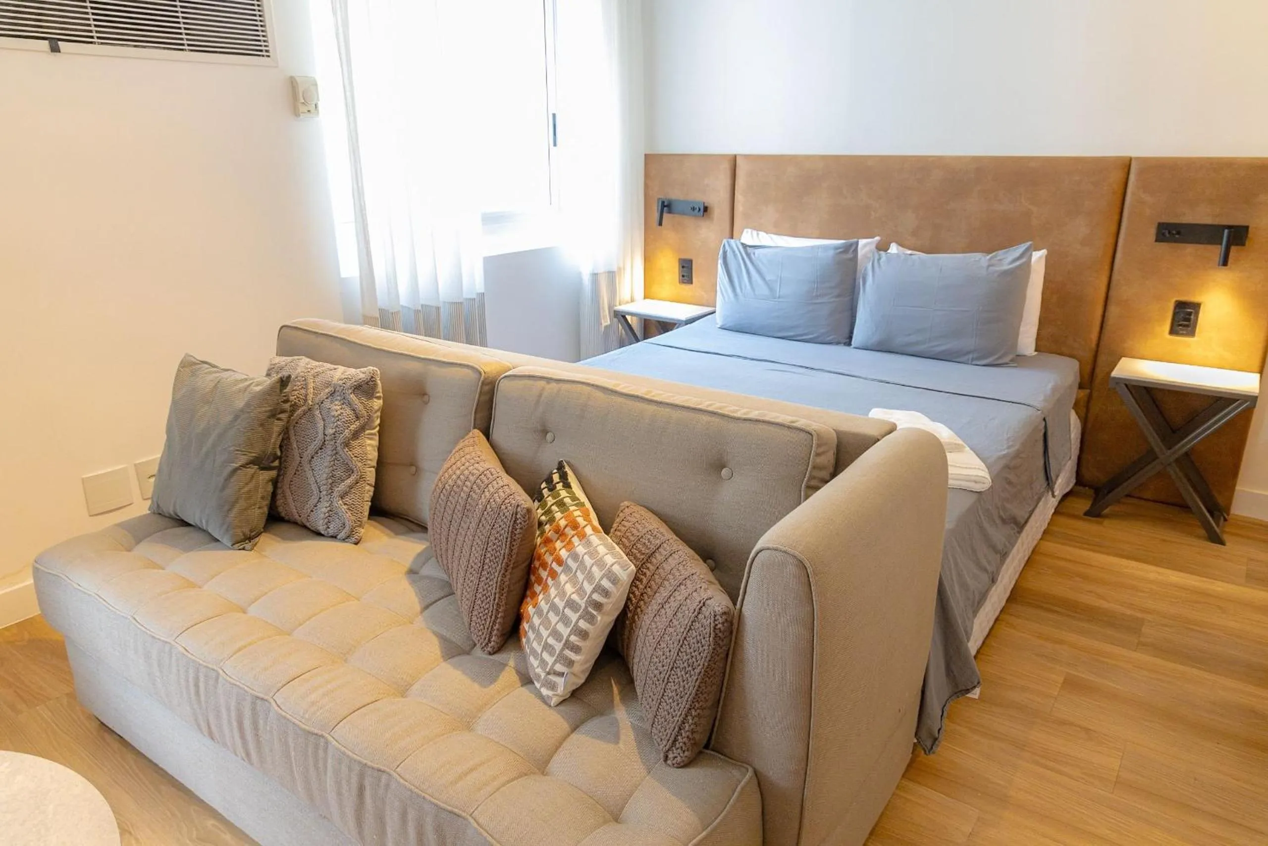 Living room, Bed in Elegant Flat Internacional Plaza-Garagem e Piscina