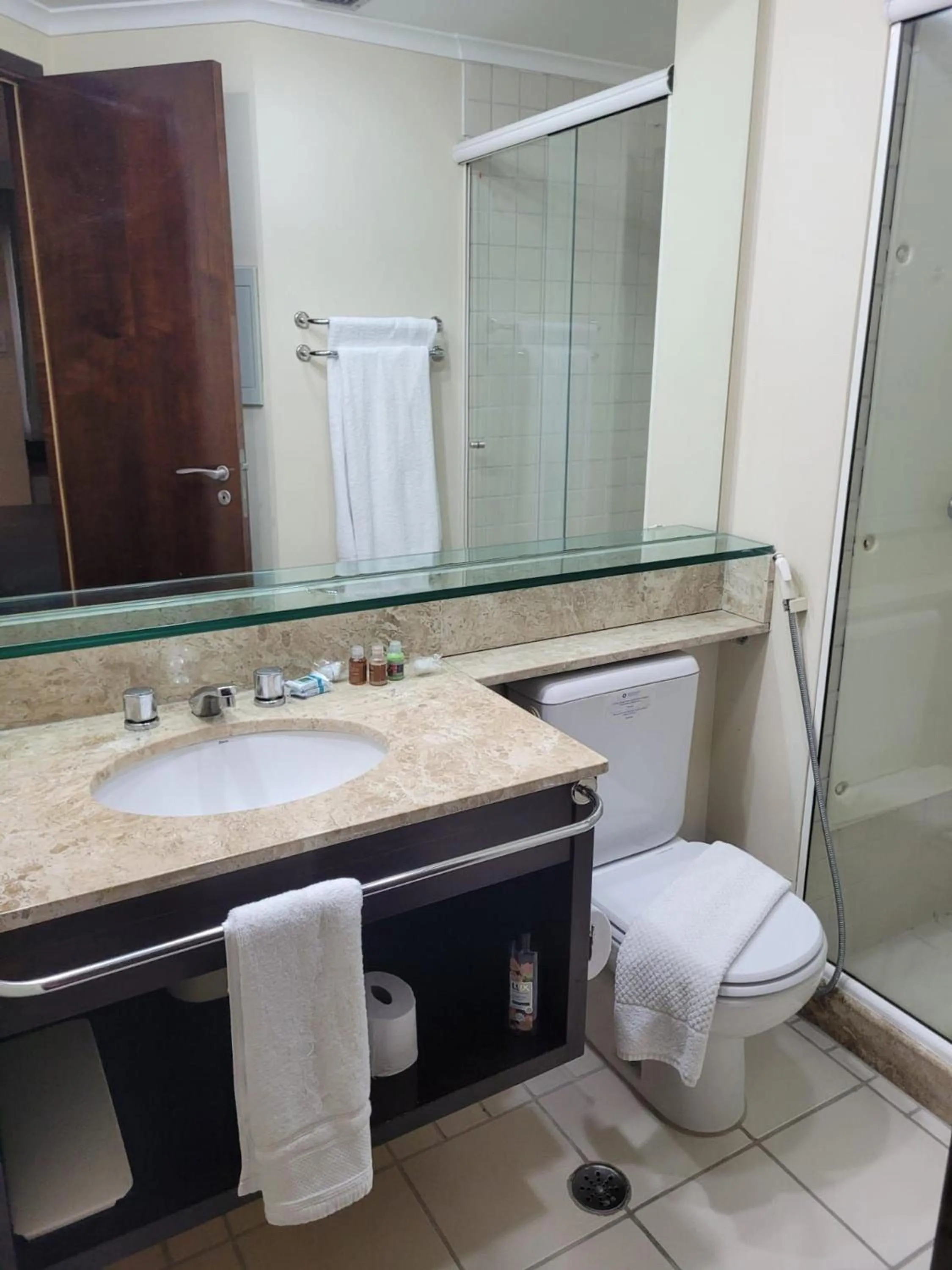 Bathroom in Elegant Flat Internacional Plaza-Garagem e Piscina