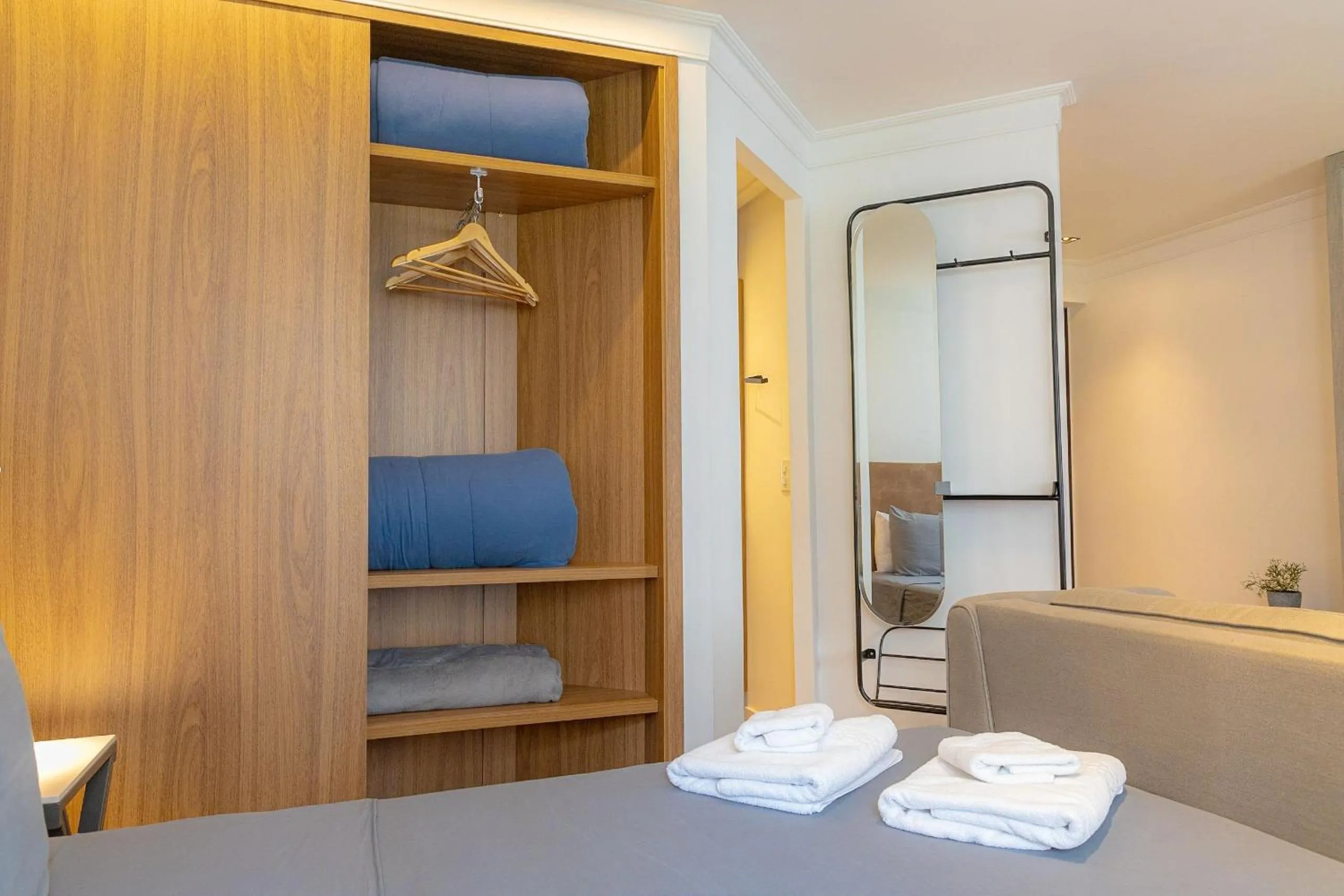 wardrobe, Bed in Elegant Flat Internacional Plaza-Garagem e Piscina