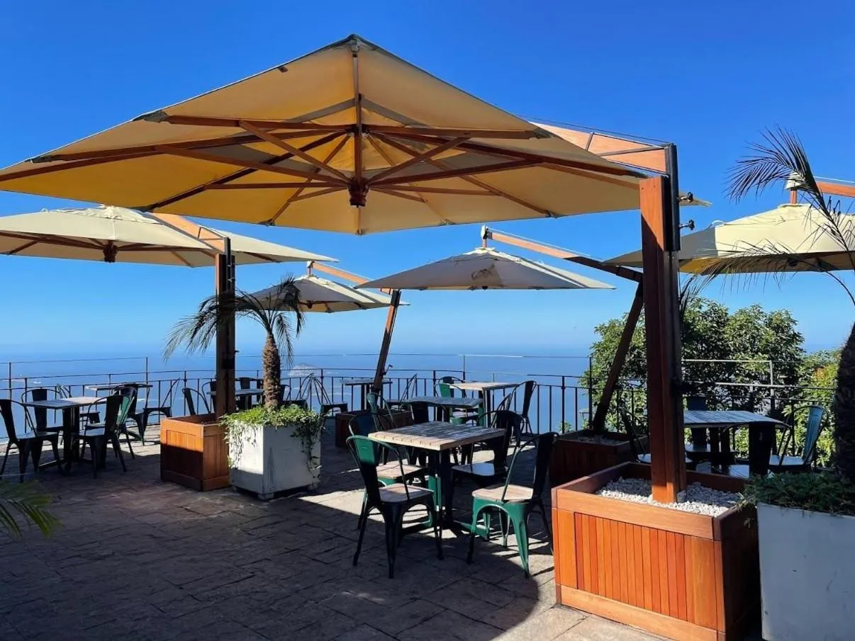 Entertainment in Must Leblon - pacote: 4 Hóspedes, Praia + 1 Ticket