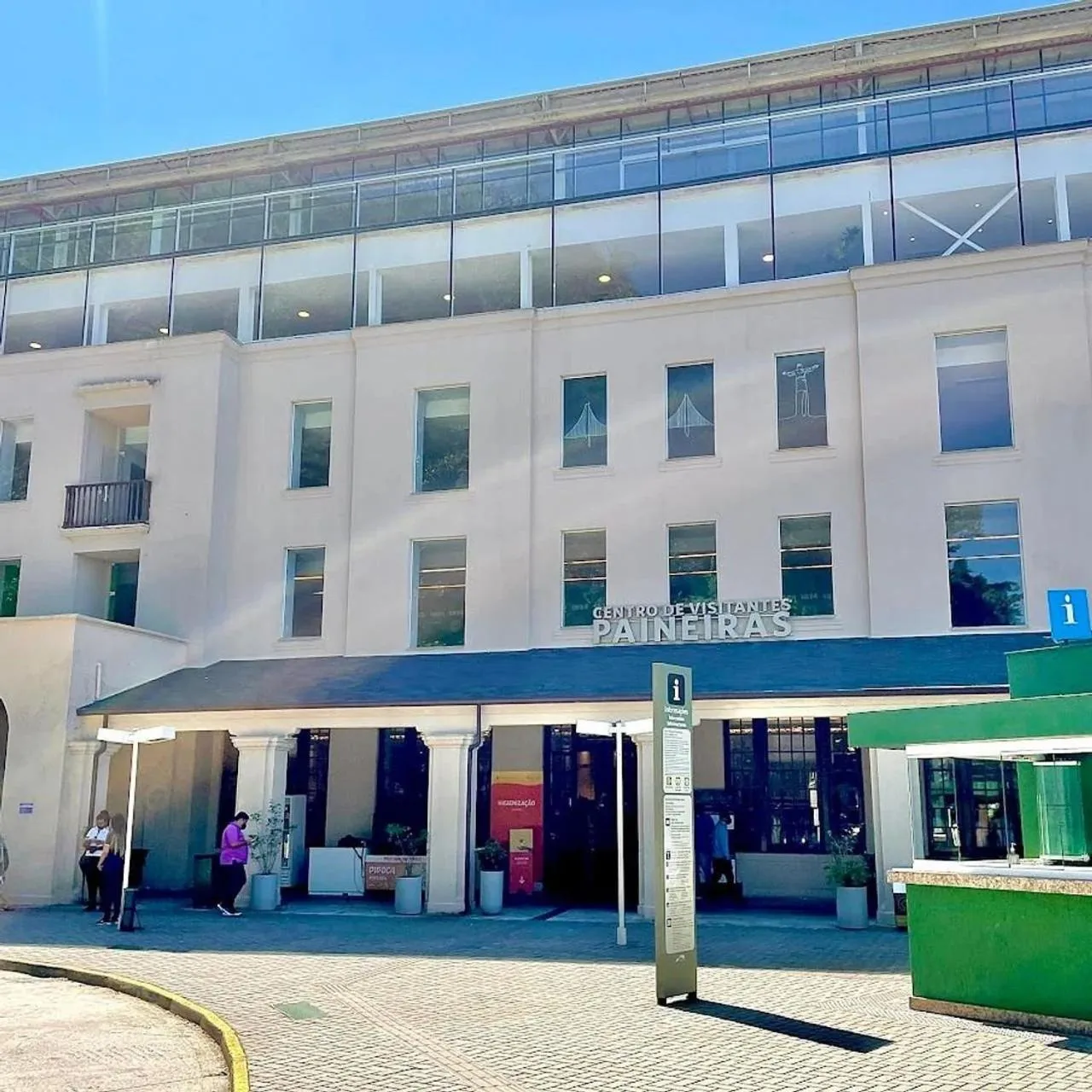 Off site in Must Leblon - pacote: 4 Hóspedes, Praia + 1 Ticket