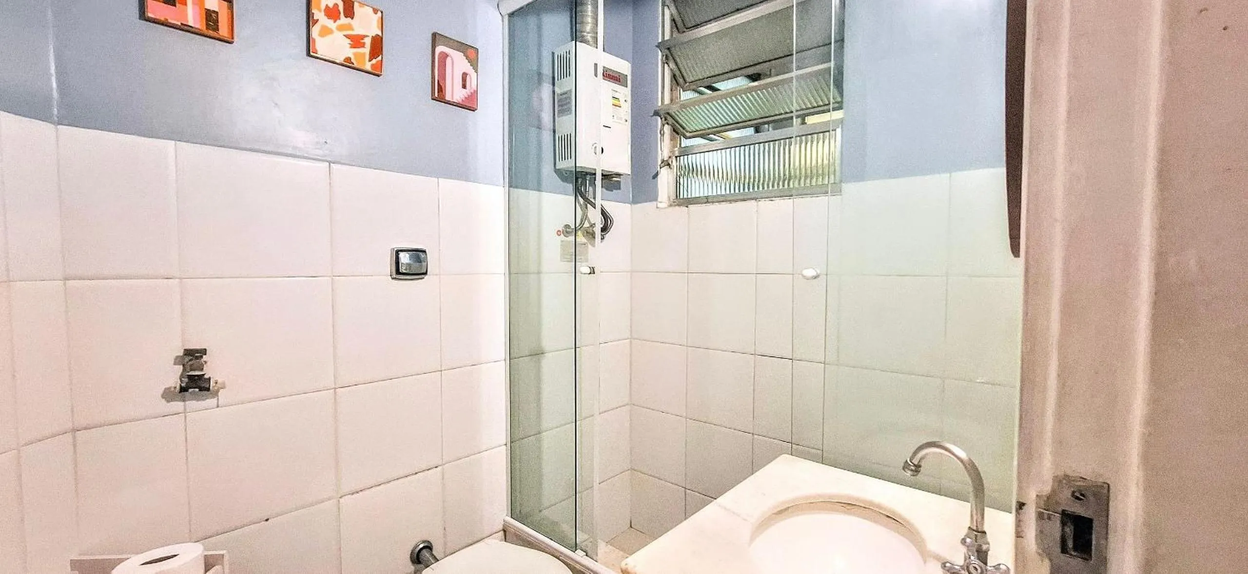 Toilet in Must Leblon - pacote: 4 Hóspedes, Praia + 1 Ticket