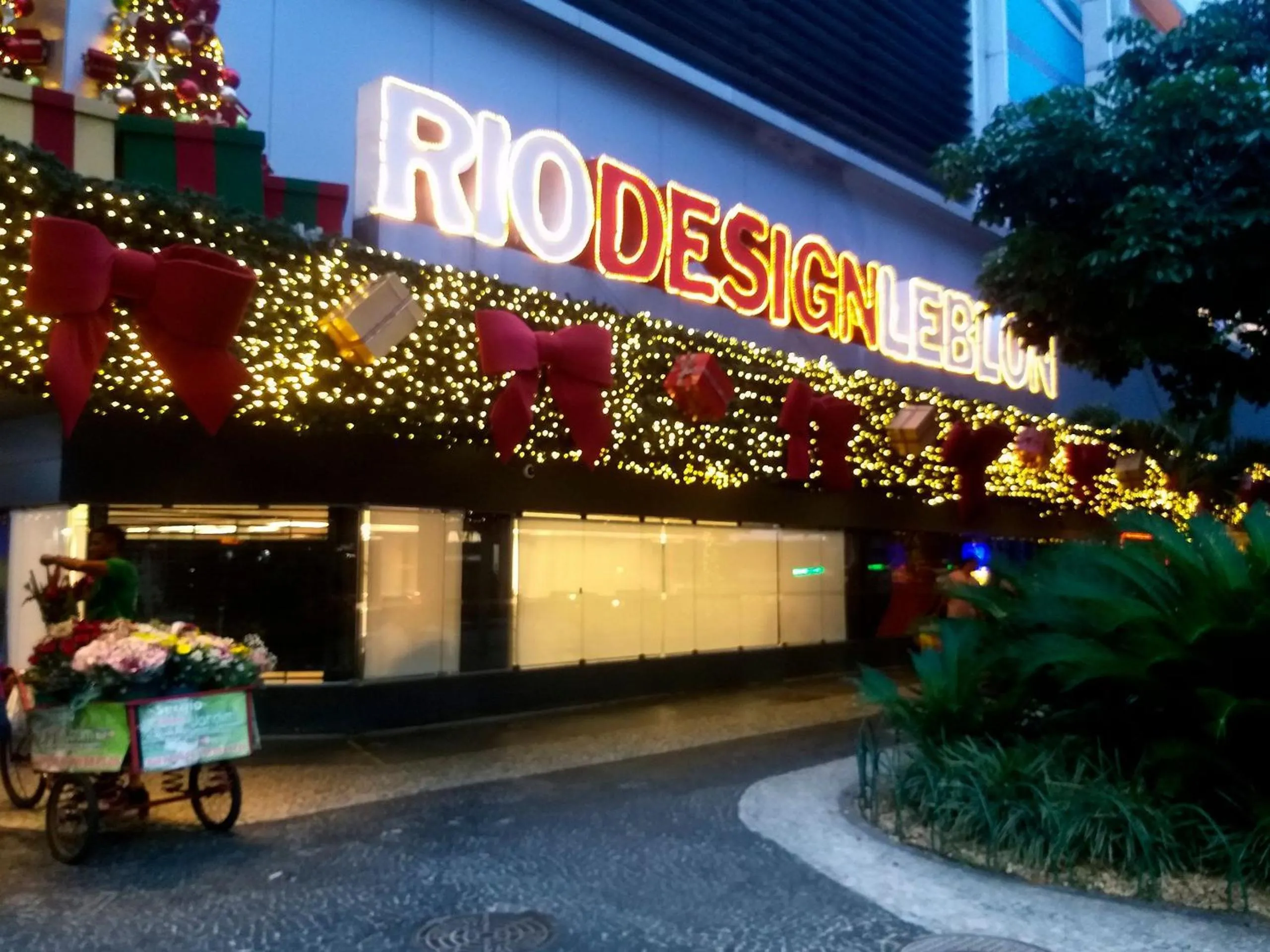 Off site in Must Leblon - pacote: 4 Hóspedes, Praia + 1 Ticket