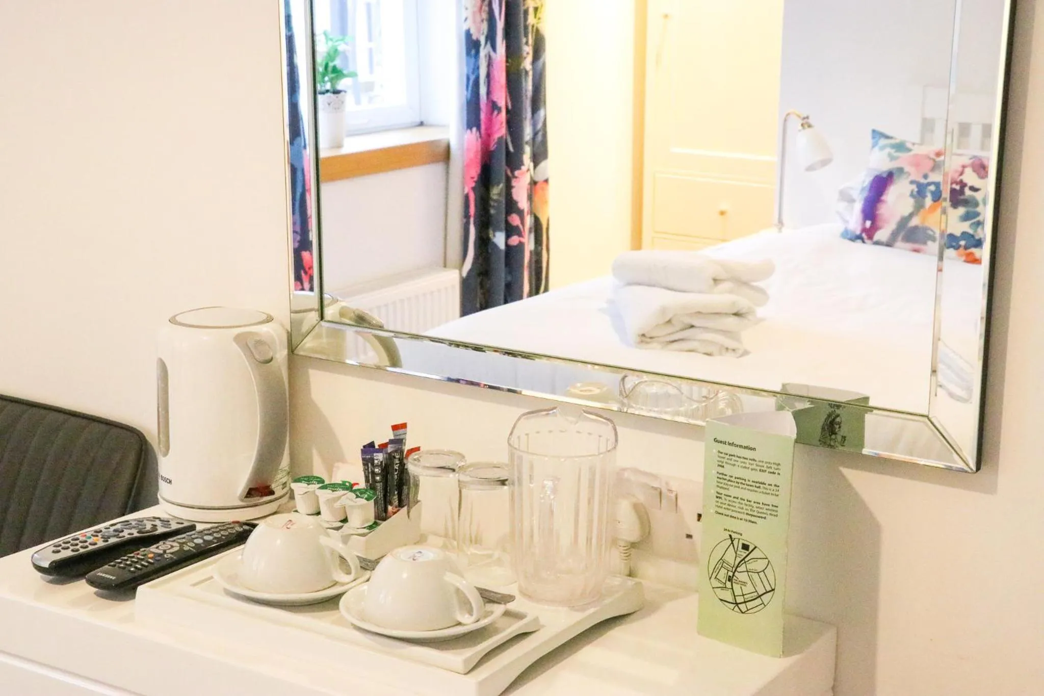 Coffee/tea facilities, Bed in The Queen's Head Hotel