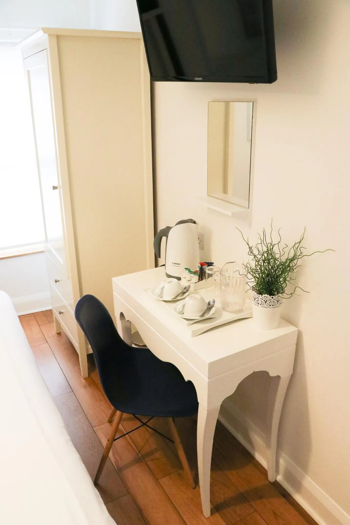 Coffee/tea facilities in The Queen's Head Hotel