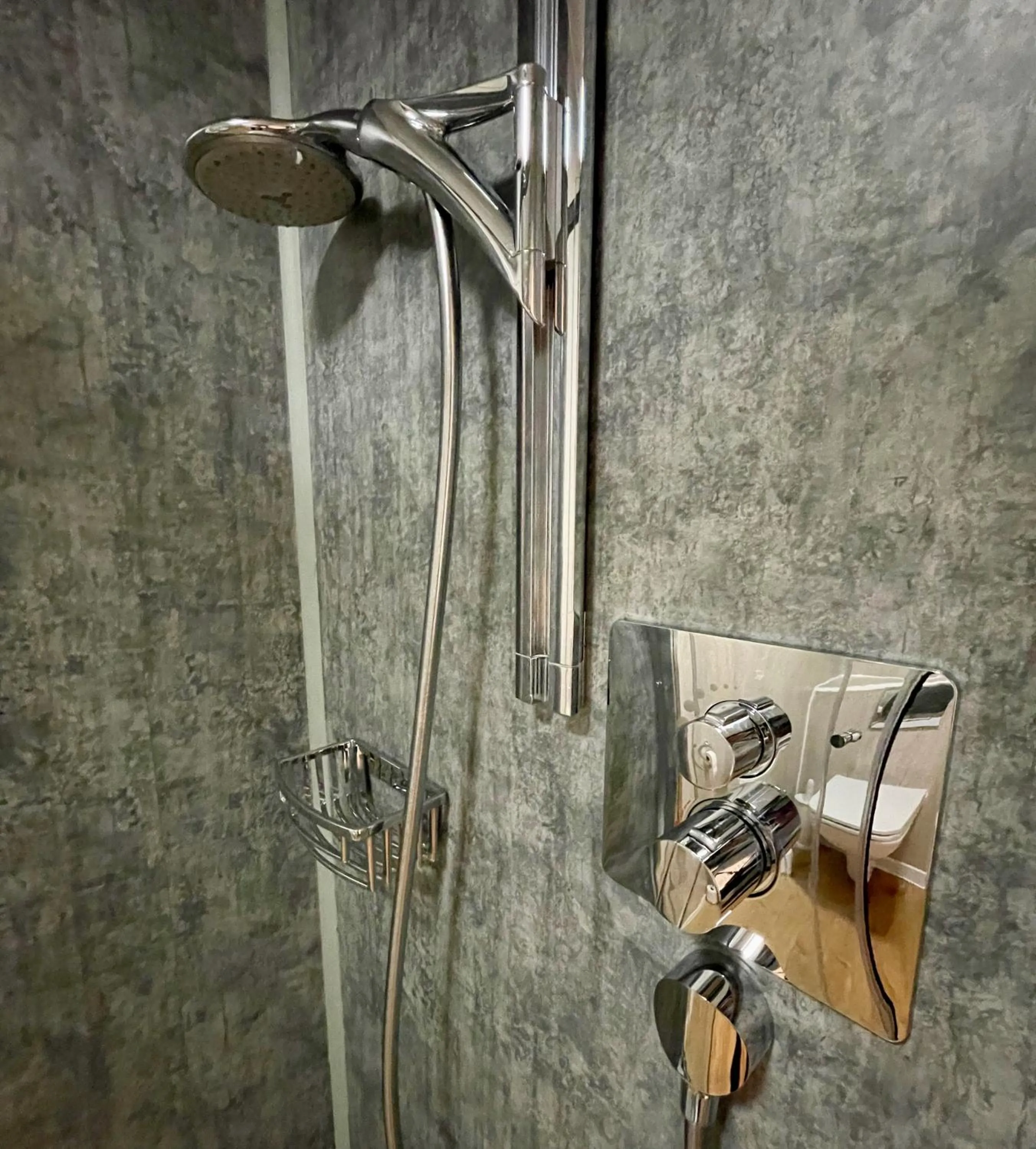 Shower in The Queen's Head Hotel