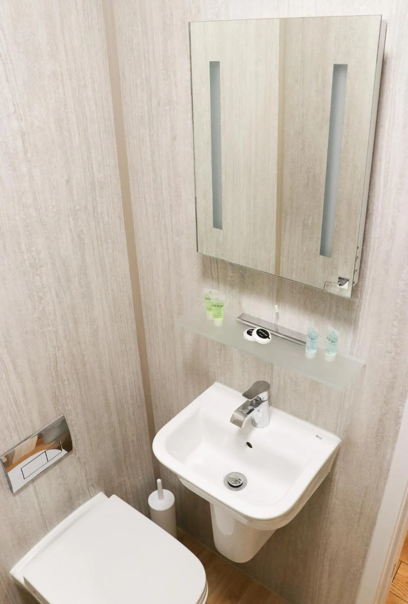 Bathroom in The Queen's Head Hotel