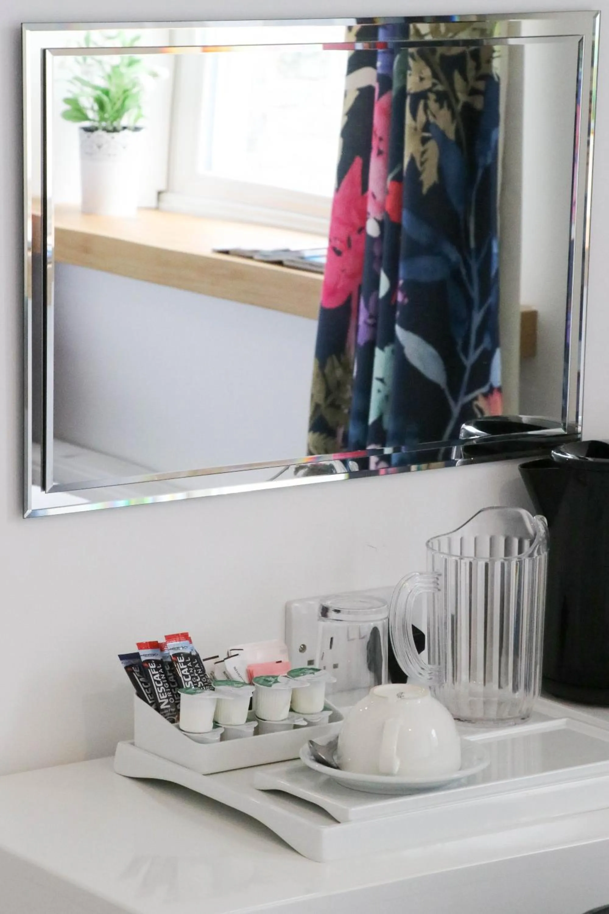 Coffee/tea facilities in The Queen's Head Hotel