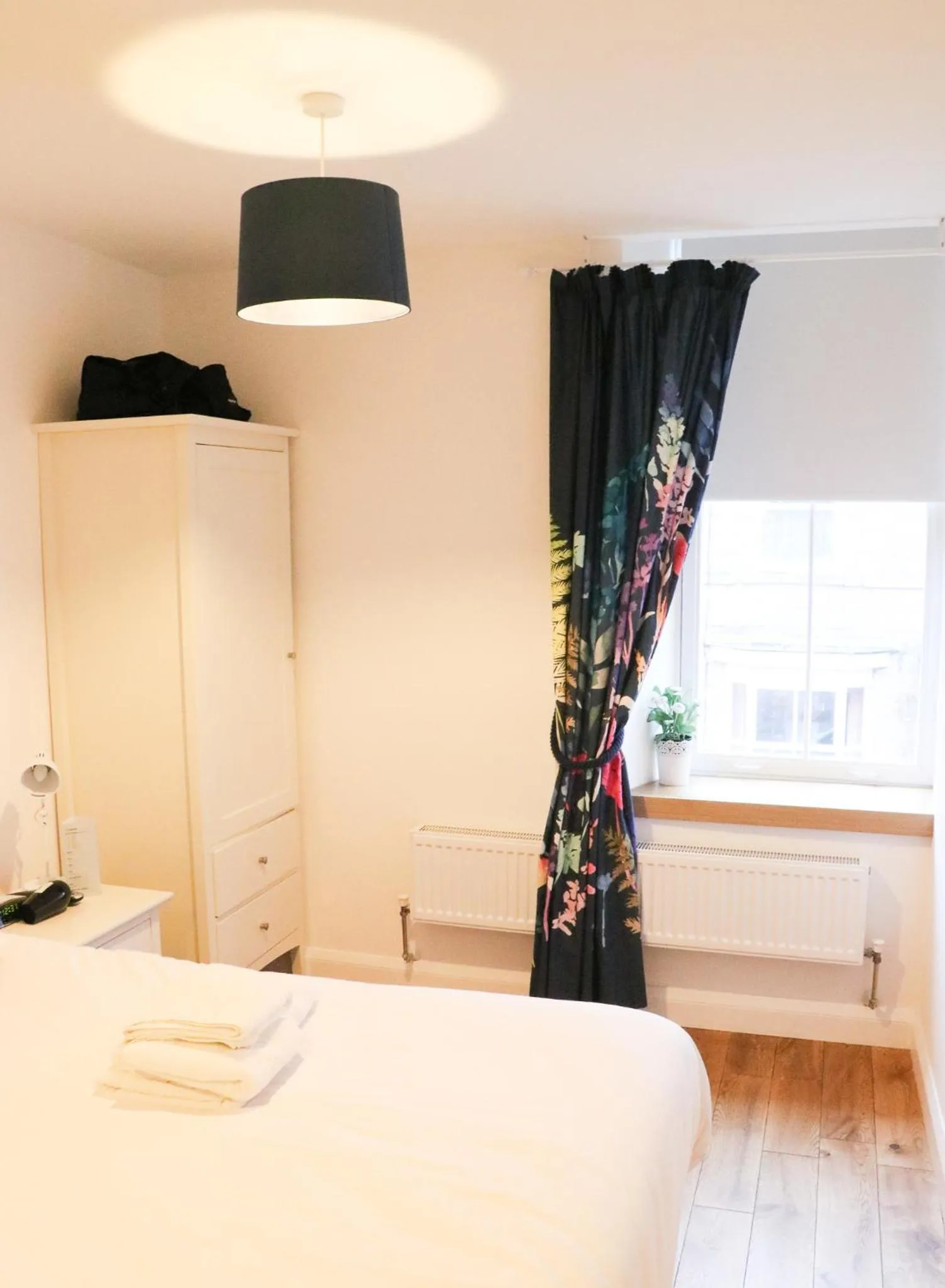 Bedroom, Bed in The Queen's Head Hotel