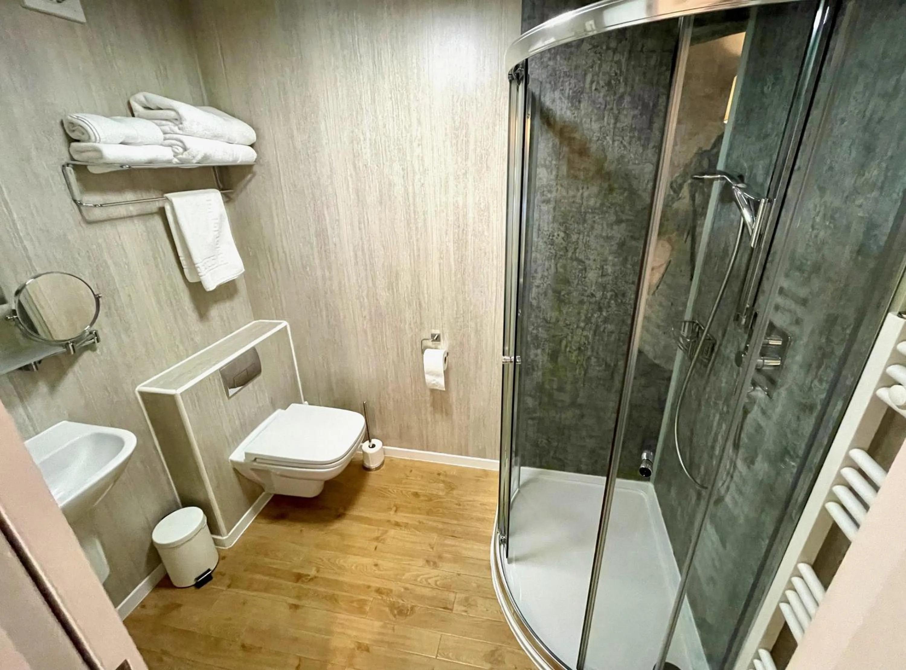 Shower in The Queen's Head Hotel