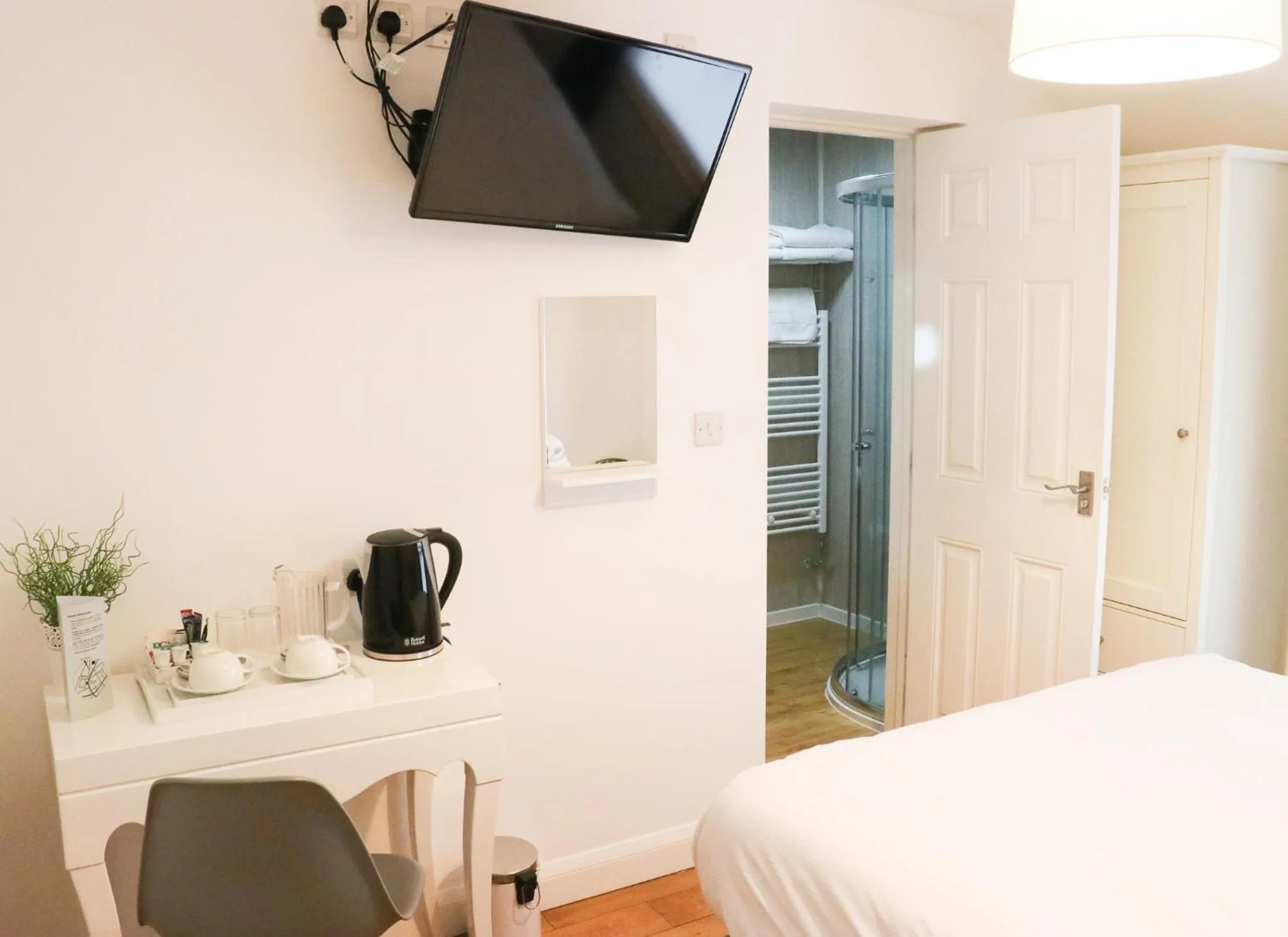 TV and multimedia, Bed in The Queen's Head Hotel