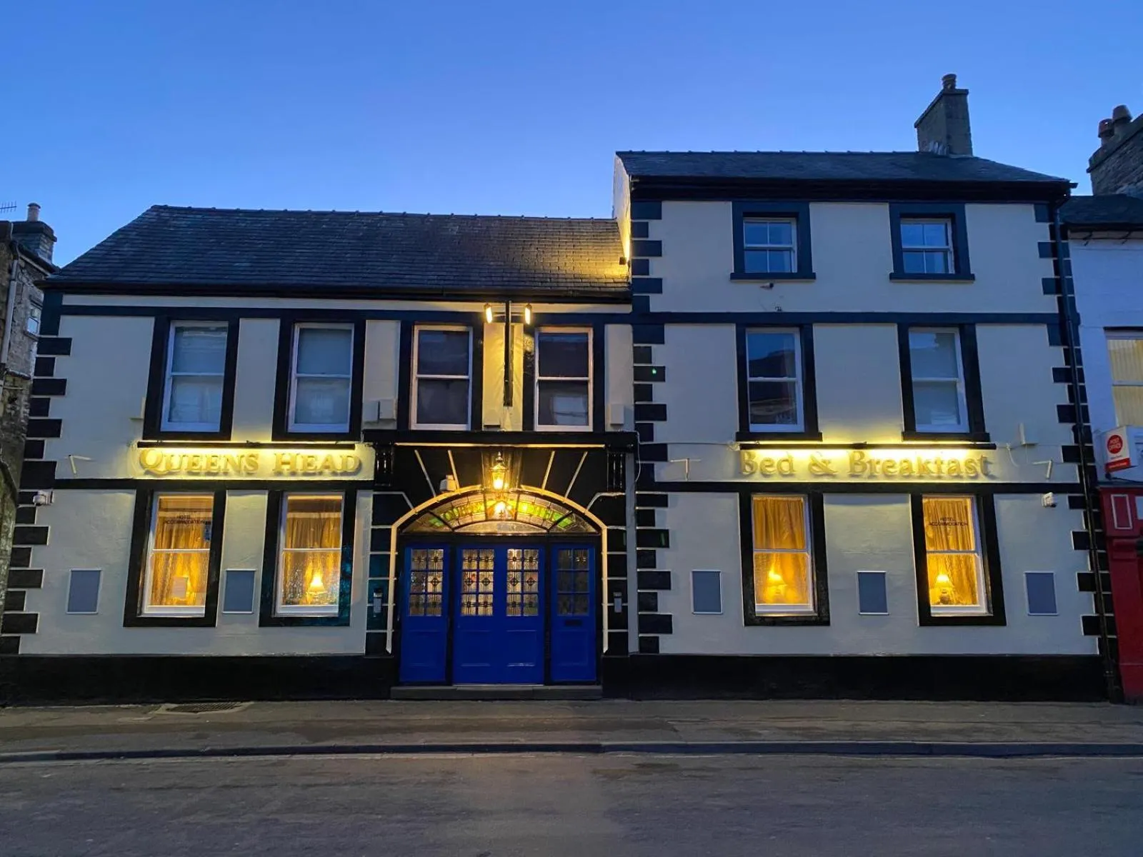 Property building in The Queen's Head Hotel