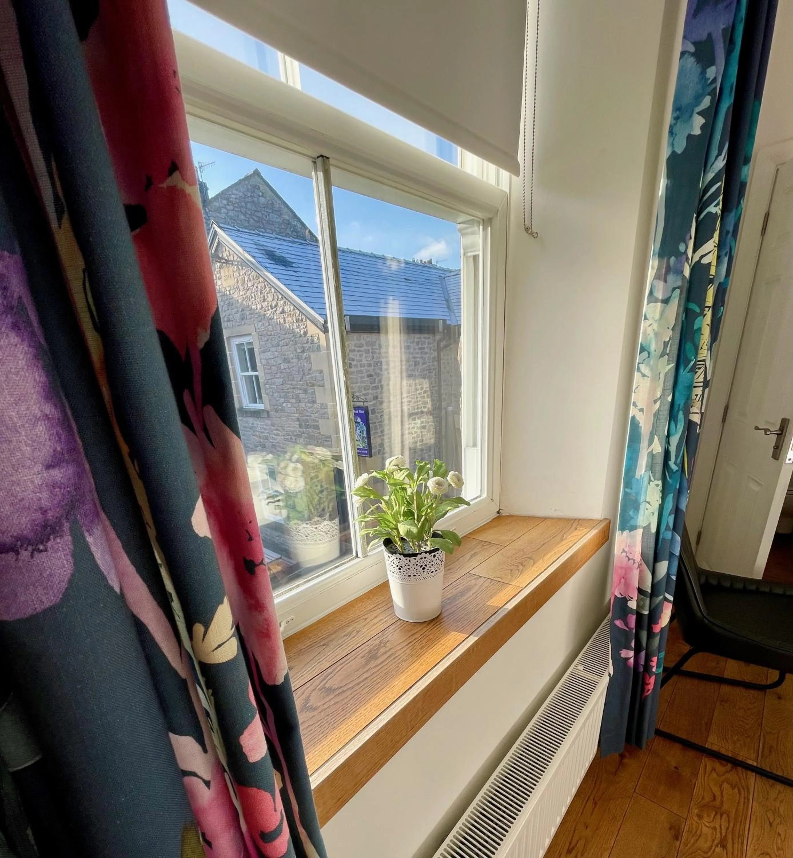 Bedroom in The Queen's Head Hotel