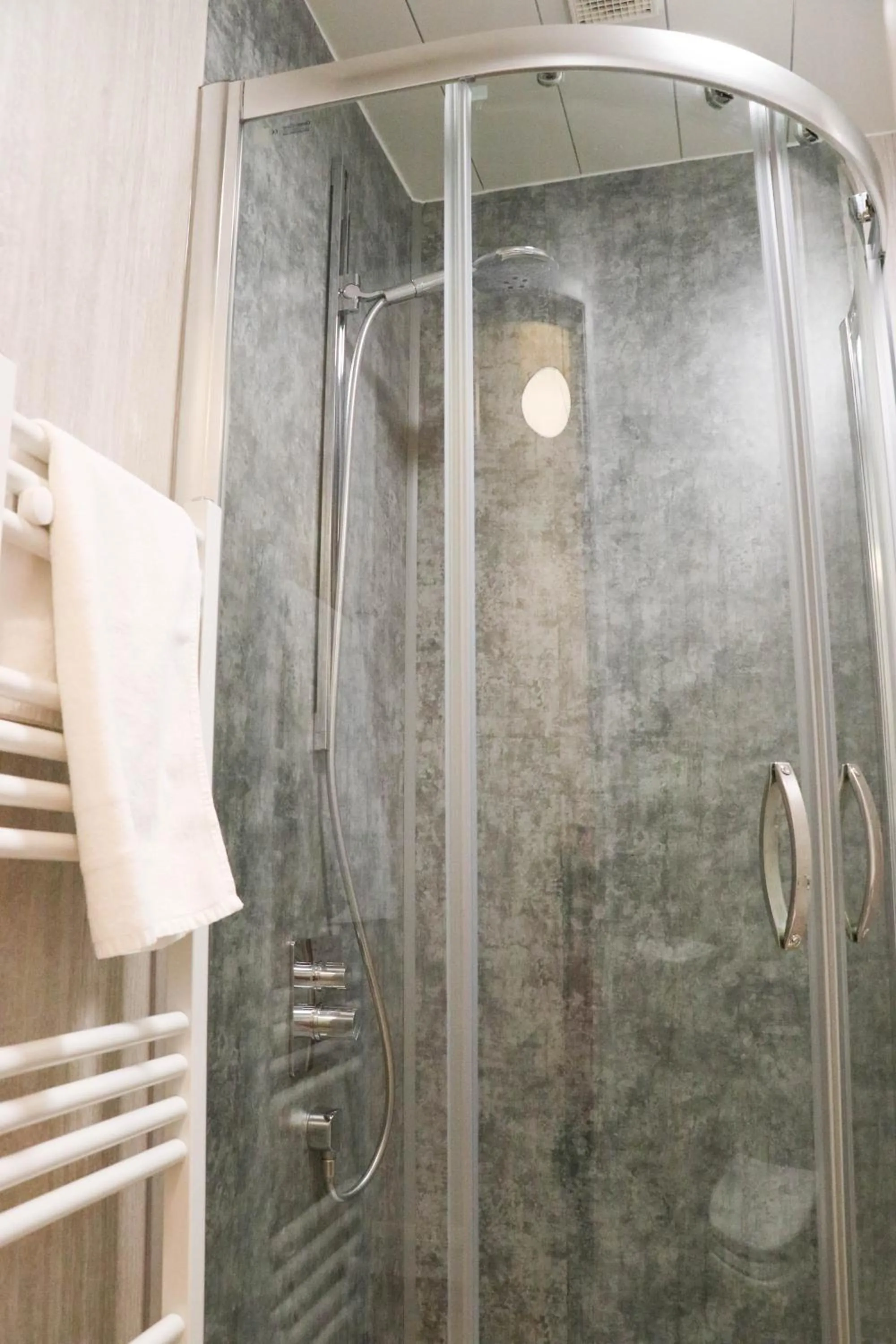 Shower in The Queen's Head Hotel