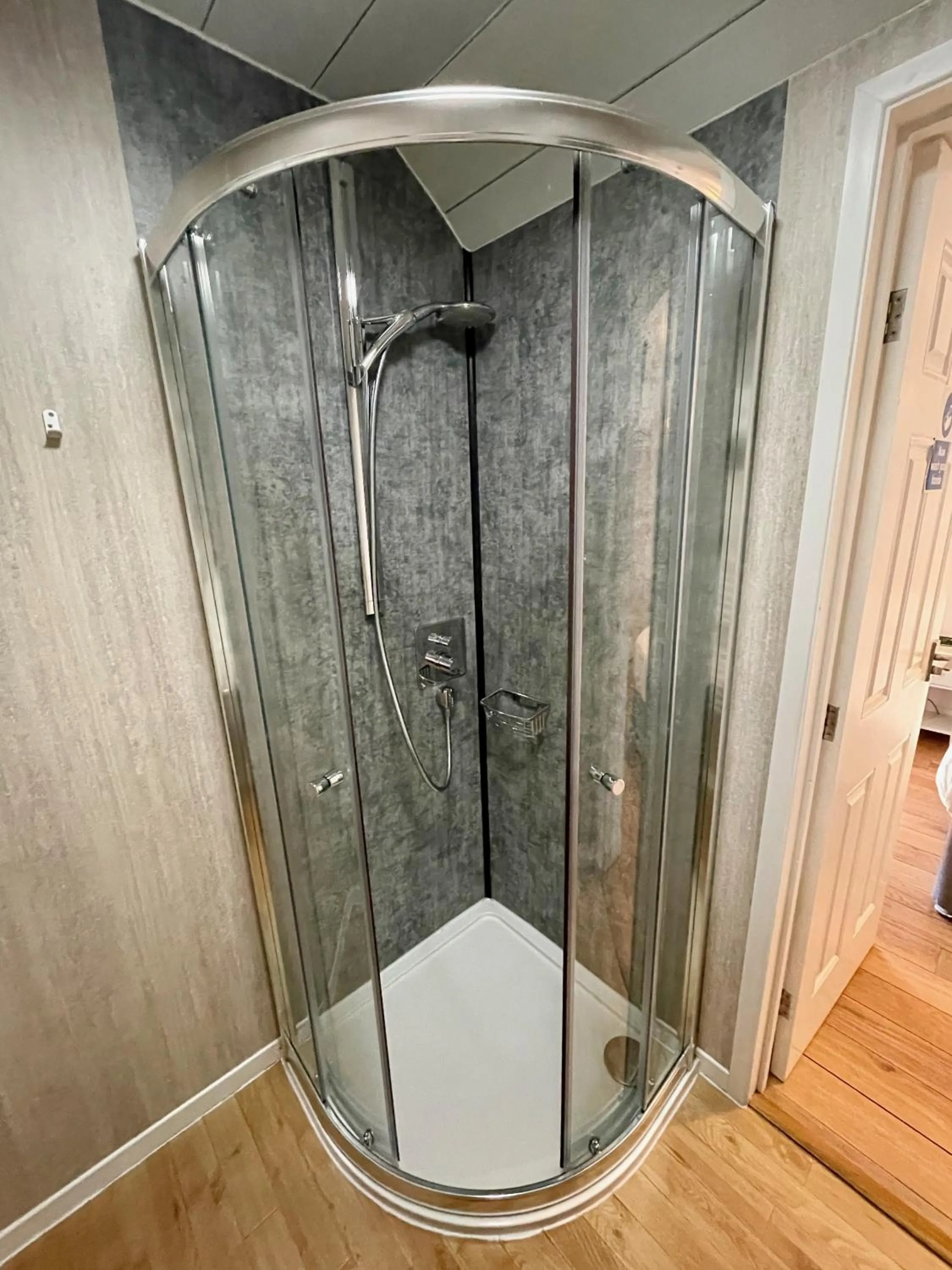 Shower in The Queen's Head Hotel