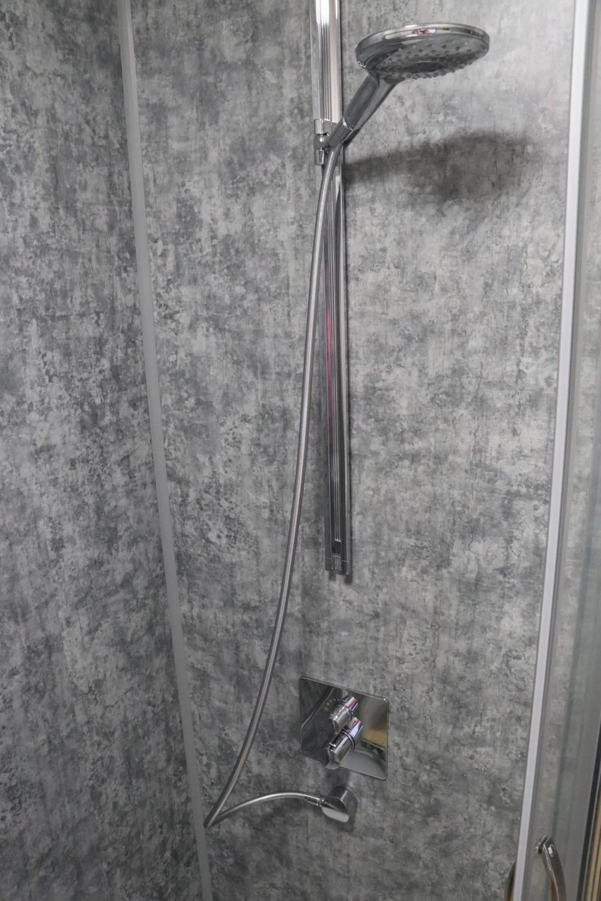 Shower in The Queen's Head Hotel