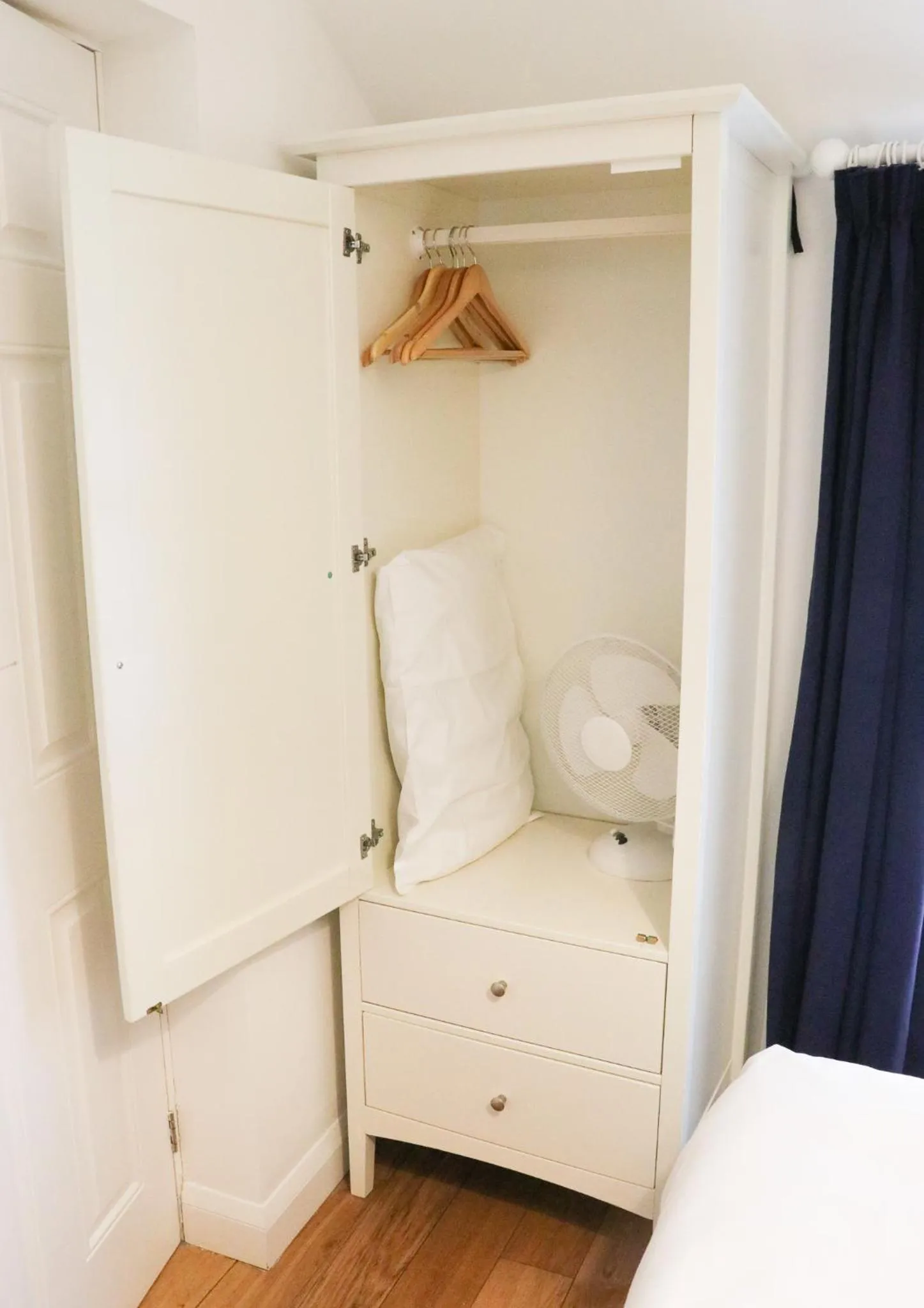 Bedroom, Bed in The Queen's Head Hotel