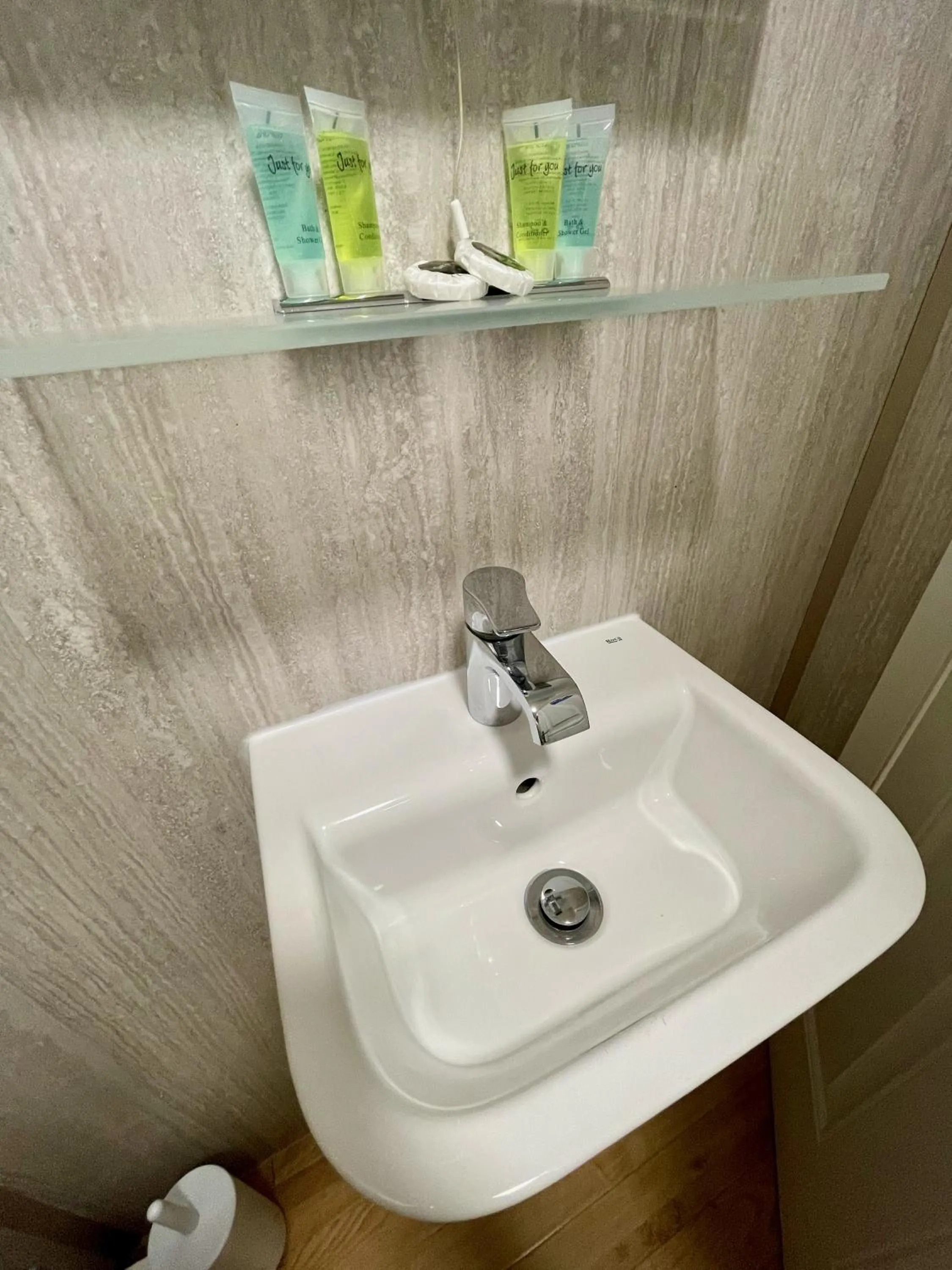 Bathroom in The Queen's Head Hotel