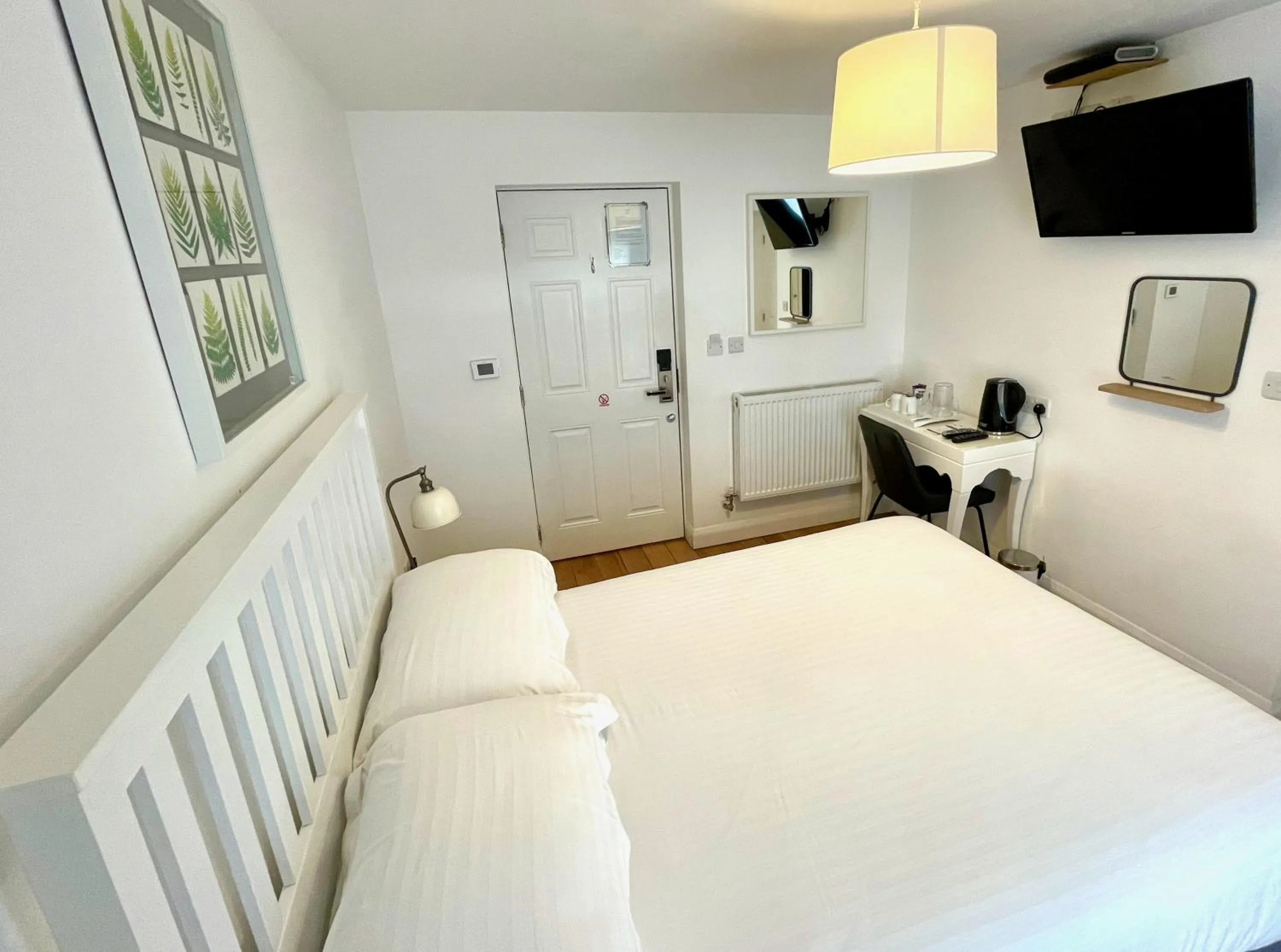 Bed in The Queen's Head Hotel