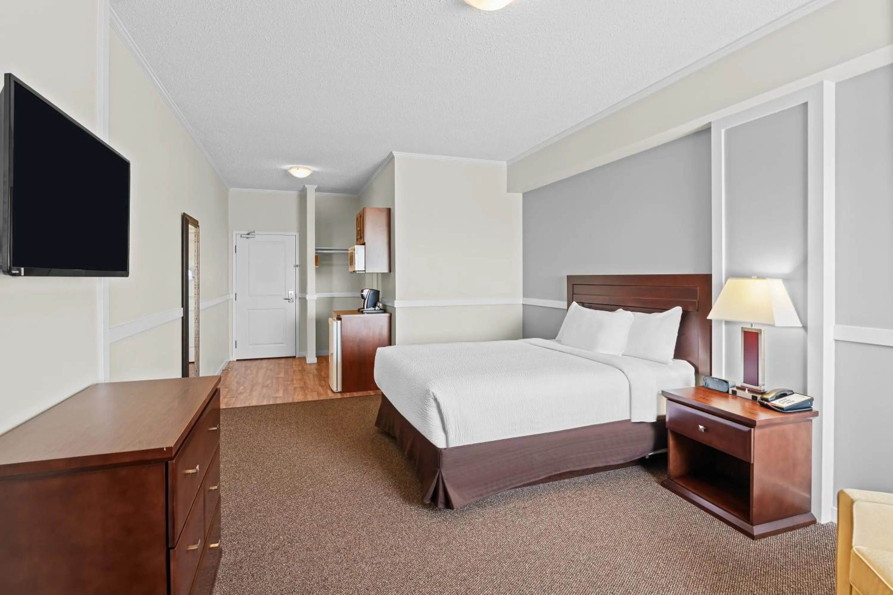 Photo of the whole room, Bed in Days Inn by Wyndham Lamont