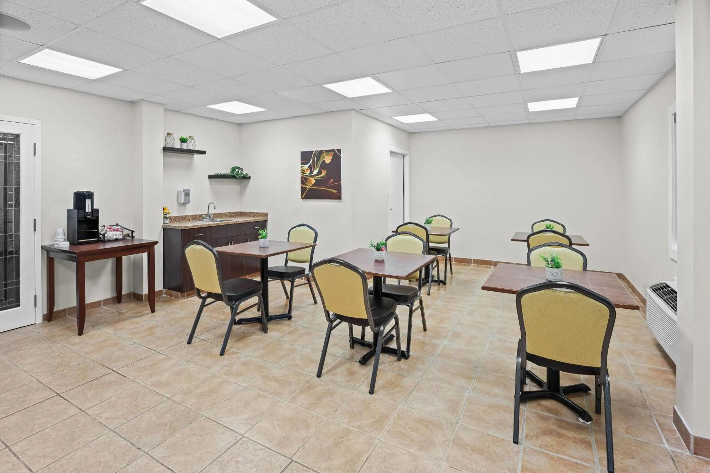 Restaurant/places to eat in Days Inn by Wyndham Lamont