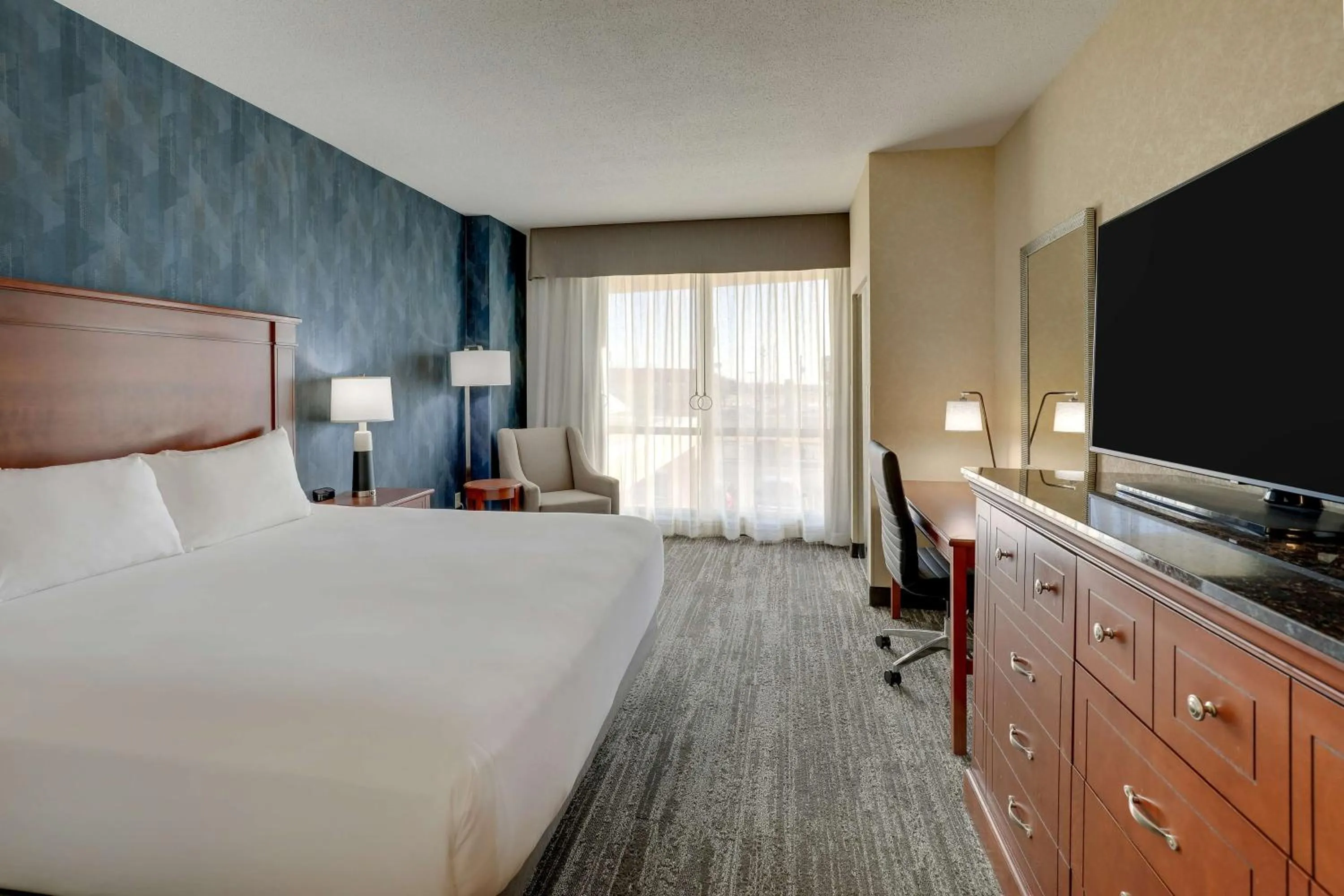 Bedroom, Bed in Drury Plaza Hotel Mt Vernon