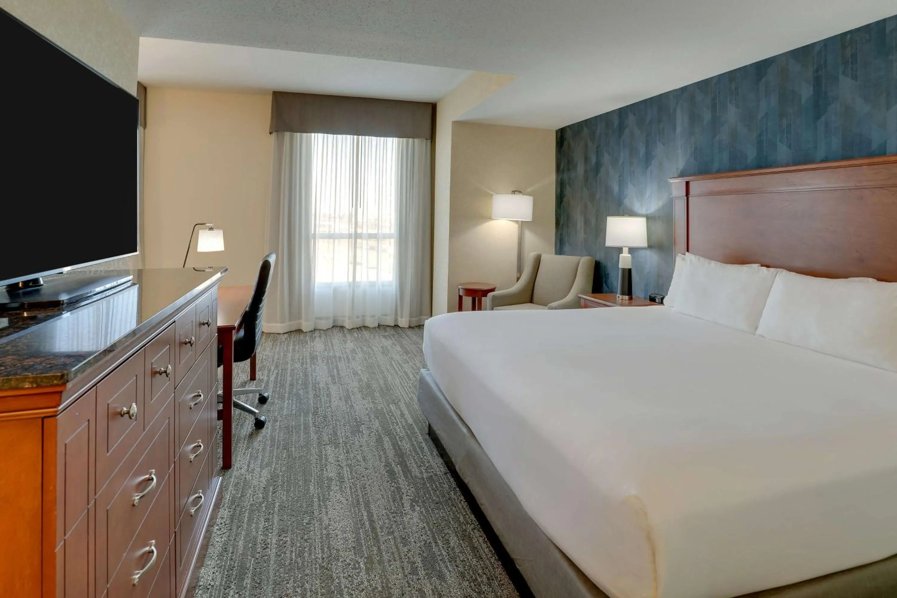 Bedroom, Bed in Drury Plaza Hotel Mt Vernon