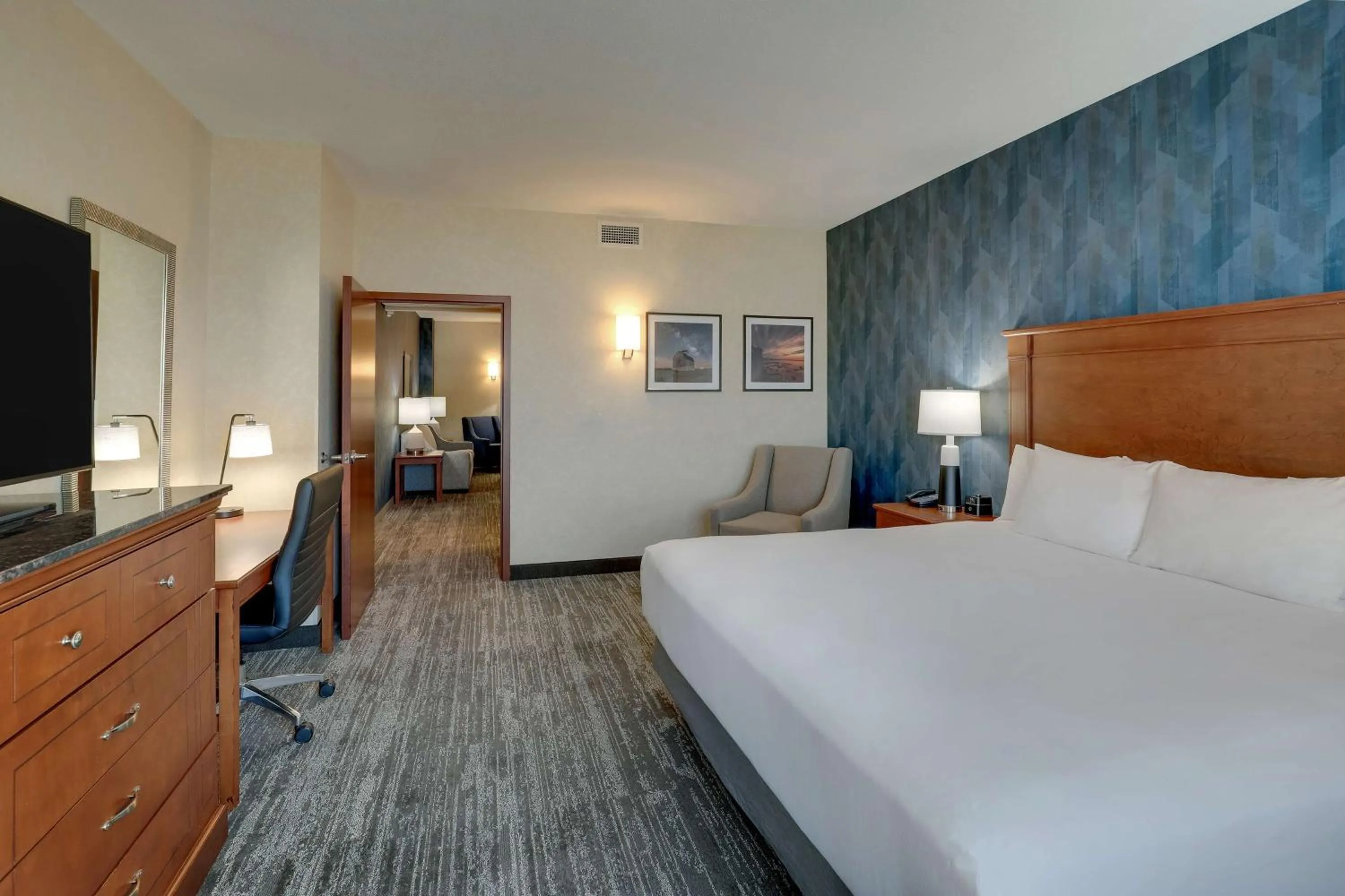 Bedroom, Bed in Drury Plaza Hotel Mt Vernon