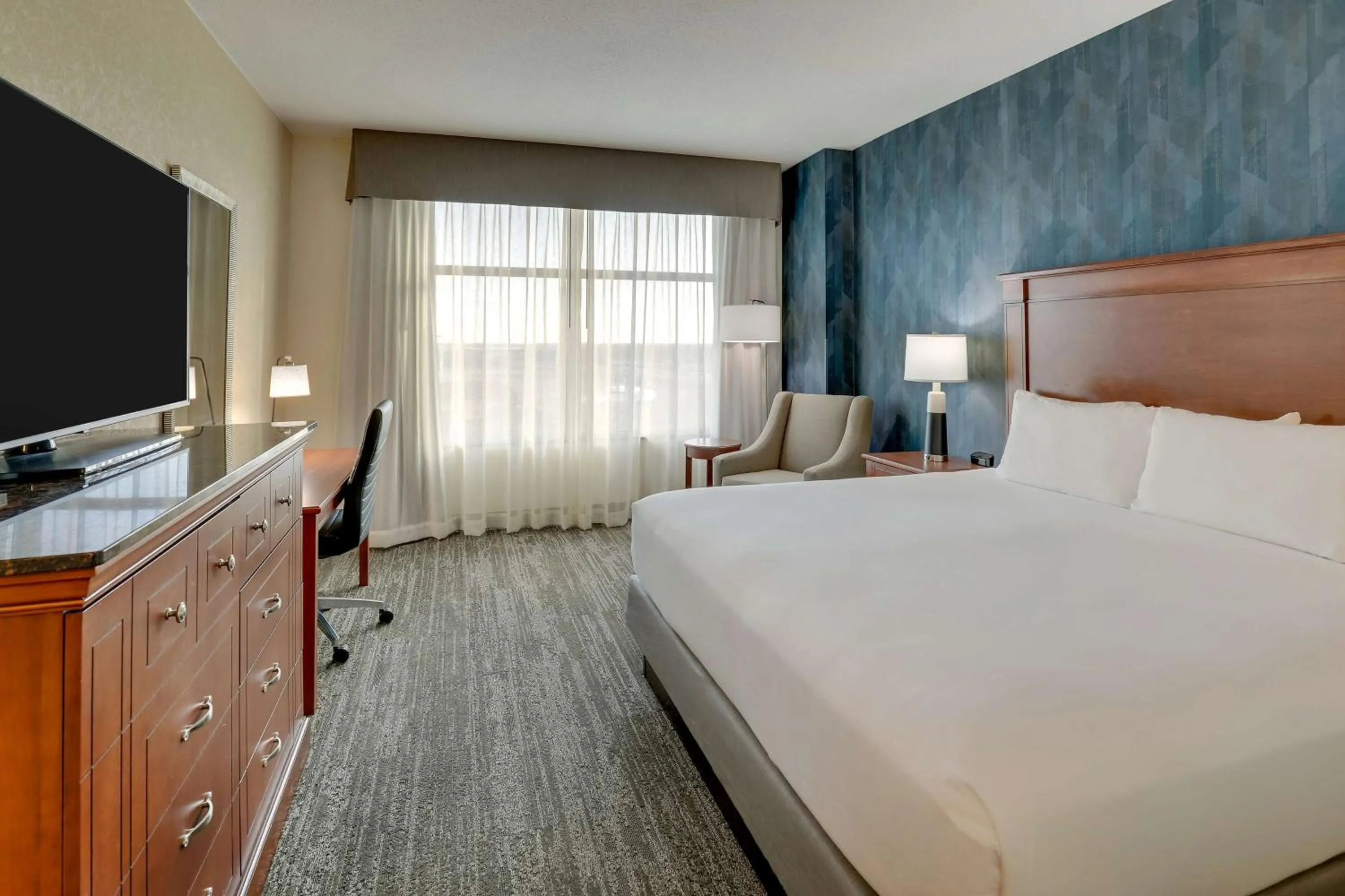 Bedroom, Bed in Drury Plaza Hotel Mt Vernon