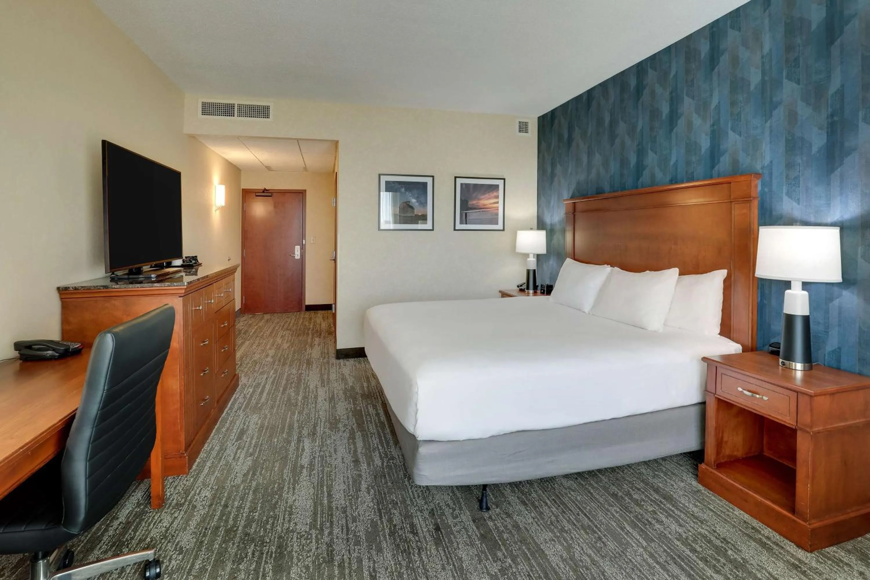 Bedroom, Bed in Drury Plaza Hotel Mt Vernon