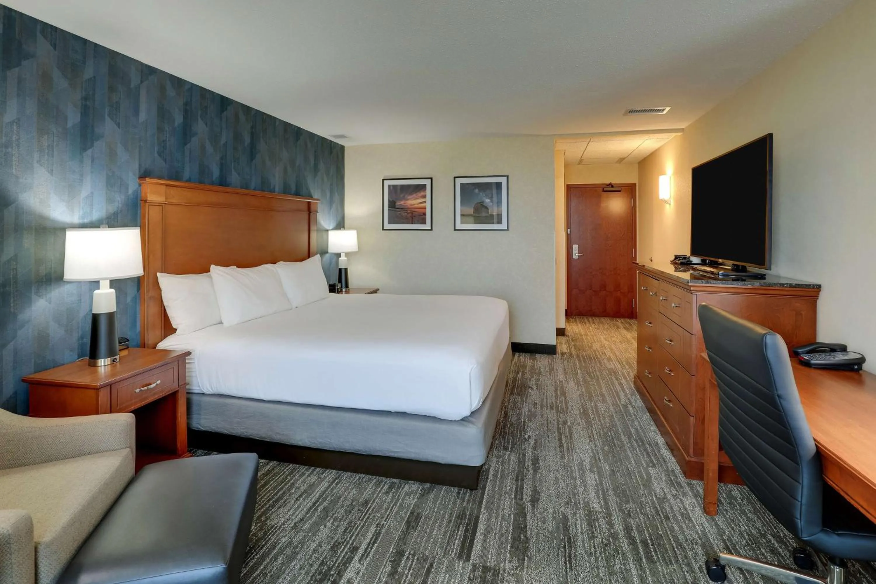 Bedroom, Bed in Drury Plaza Hotel Mt Vernon