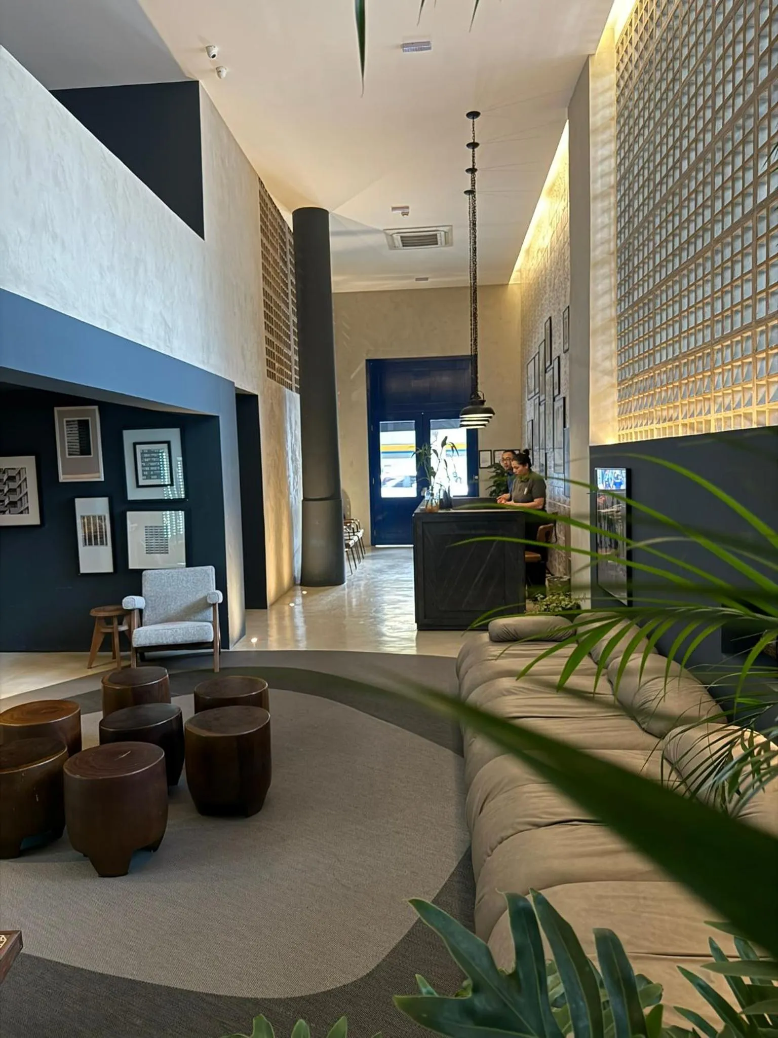 Communal lounge/ TV room in Bê Hotel