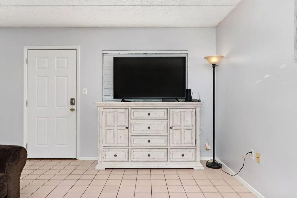 2 Bed 2 Bath 1st Fl Condo By Beach w Washer Dryer