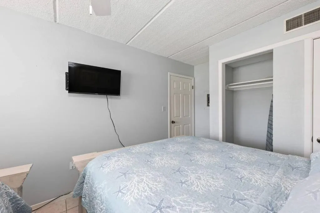 Bed in 2 Bed 2 Bath 1st Fl Condo By Beach w Washer Dryer