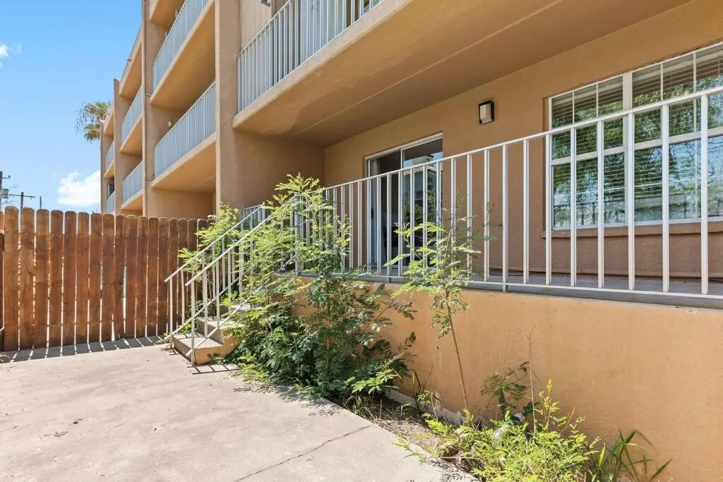 2 Bed 2 Bath 1st Fl Condo By Beach w Washer Dryer