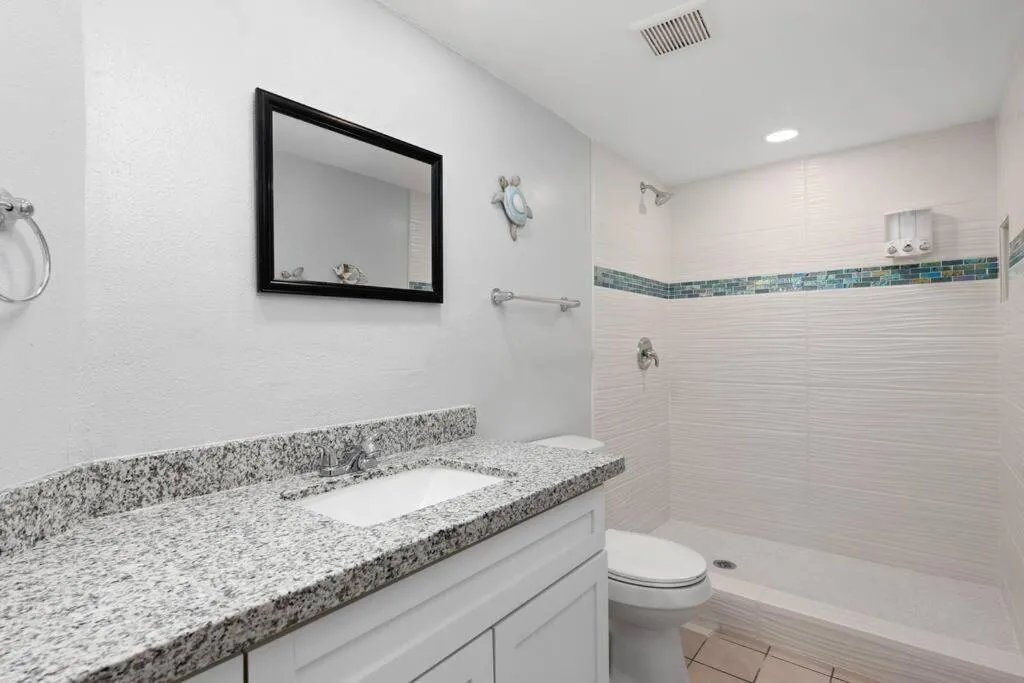 2 Bed 2 Bath 1st Fl Condo By Beach w Washer Dryer