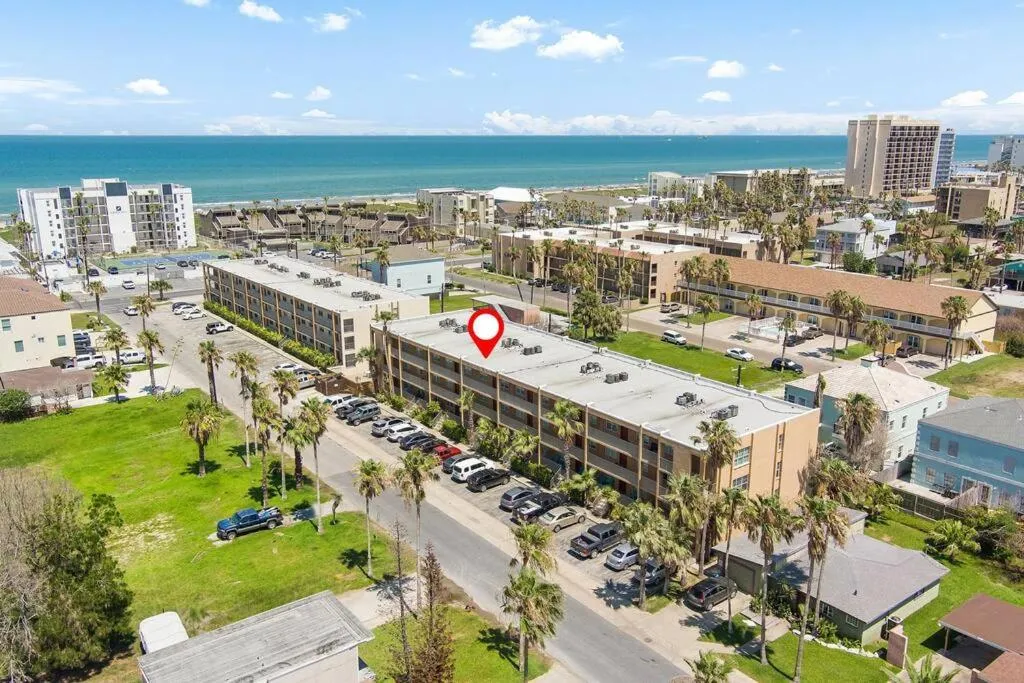 2 Bed 2 Bath 1st Fl Condo By Beach w Washer Dryer