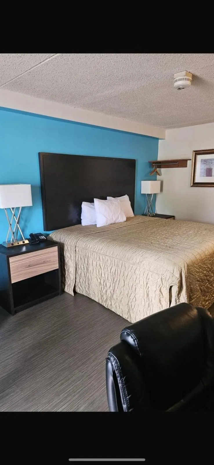 Bed in Americas Best Value Inn Horseheads