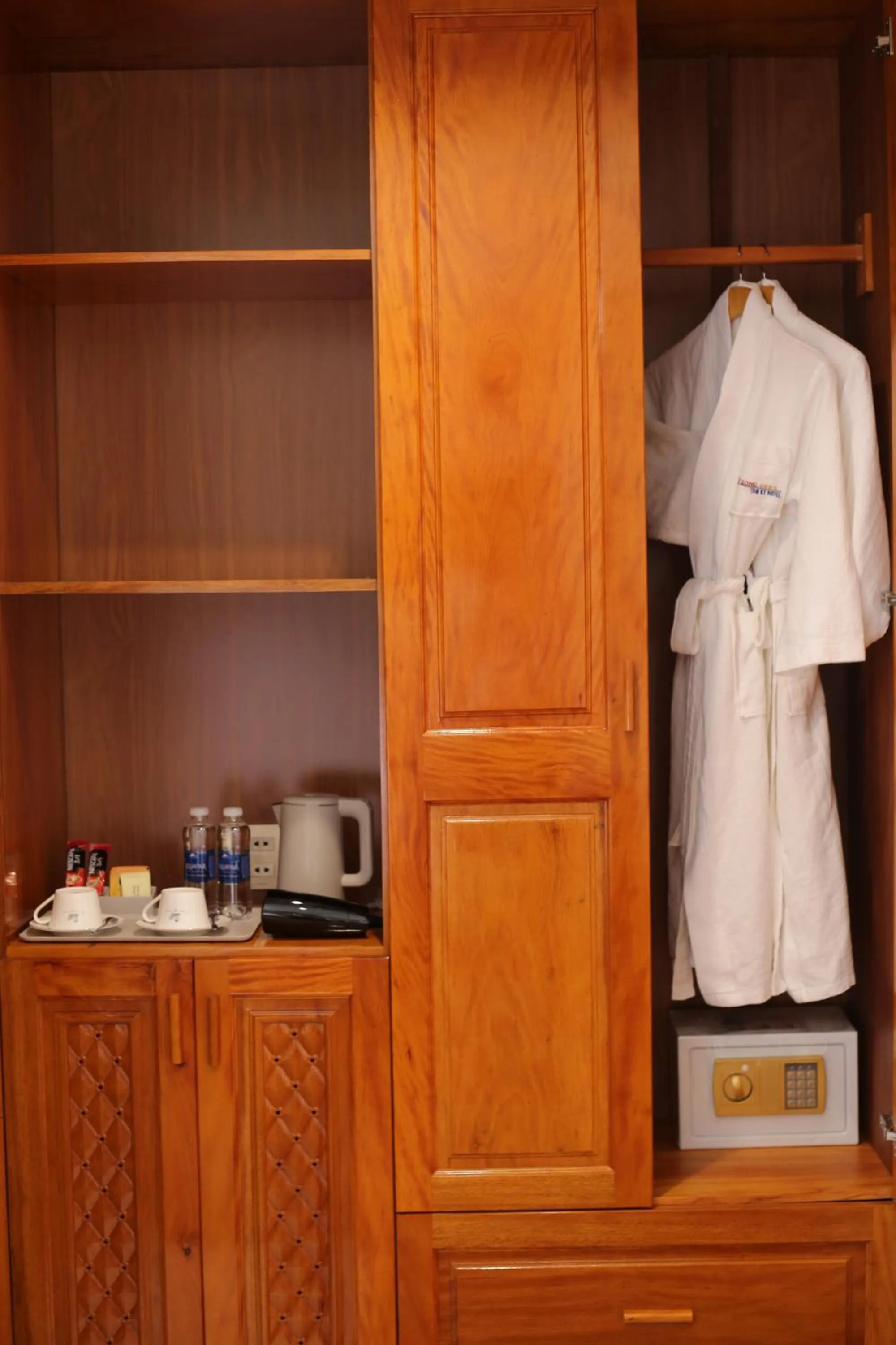 wardrobe in Phú Long Tam Kỳ Hotel & Restaurant